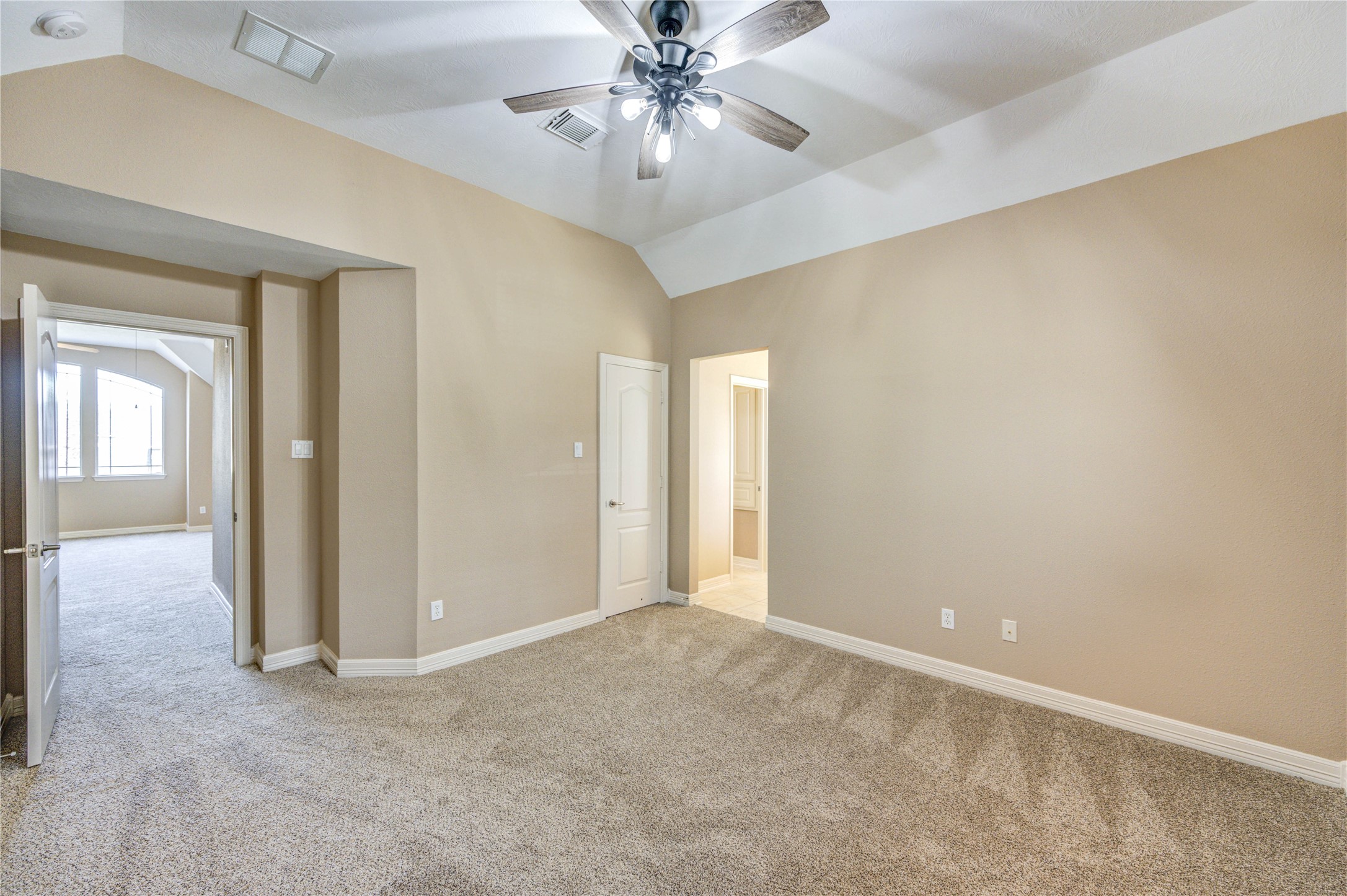 Another spaciuos upstair room.