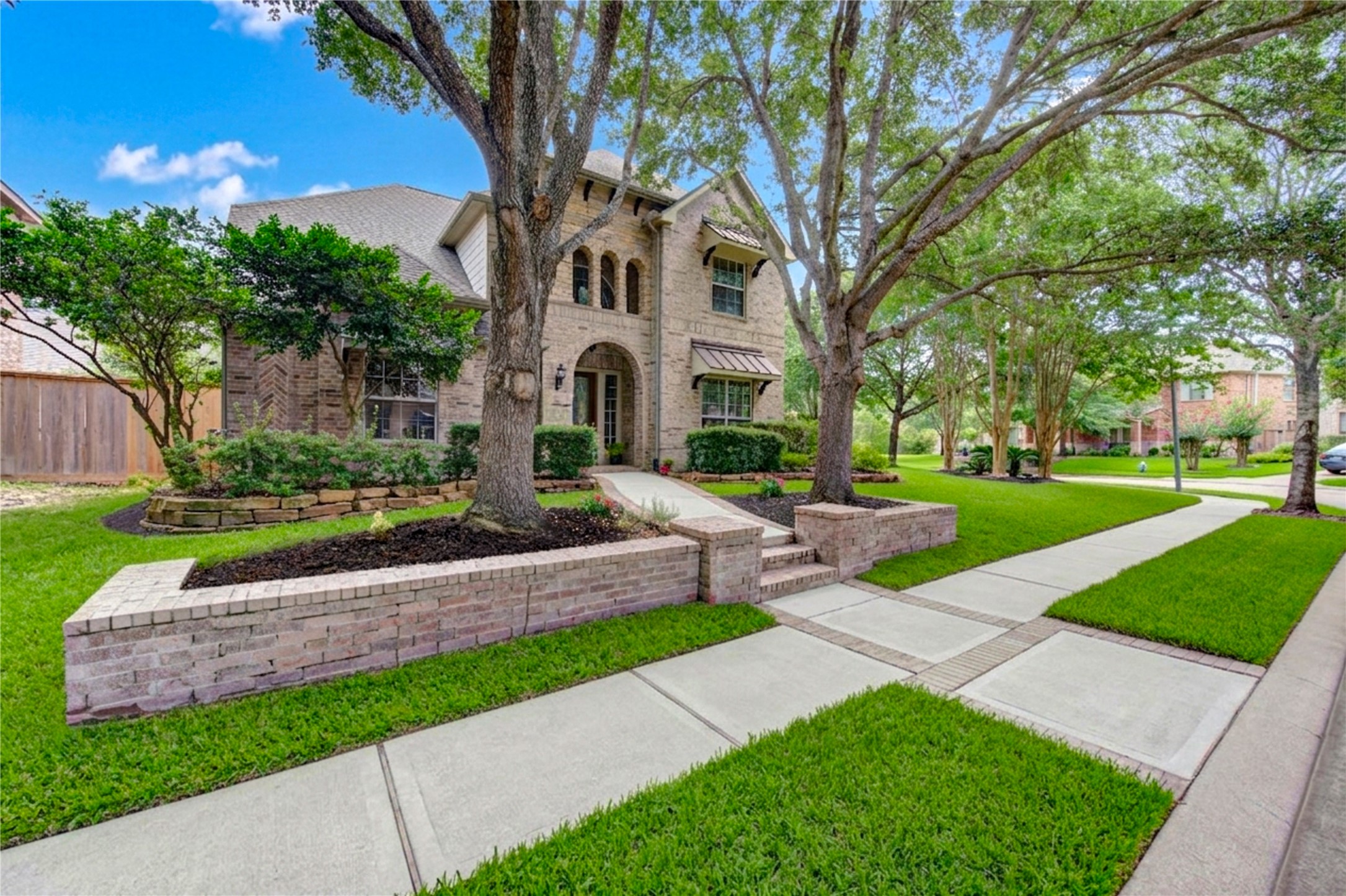 Beautifully Maintained Exterior