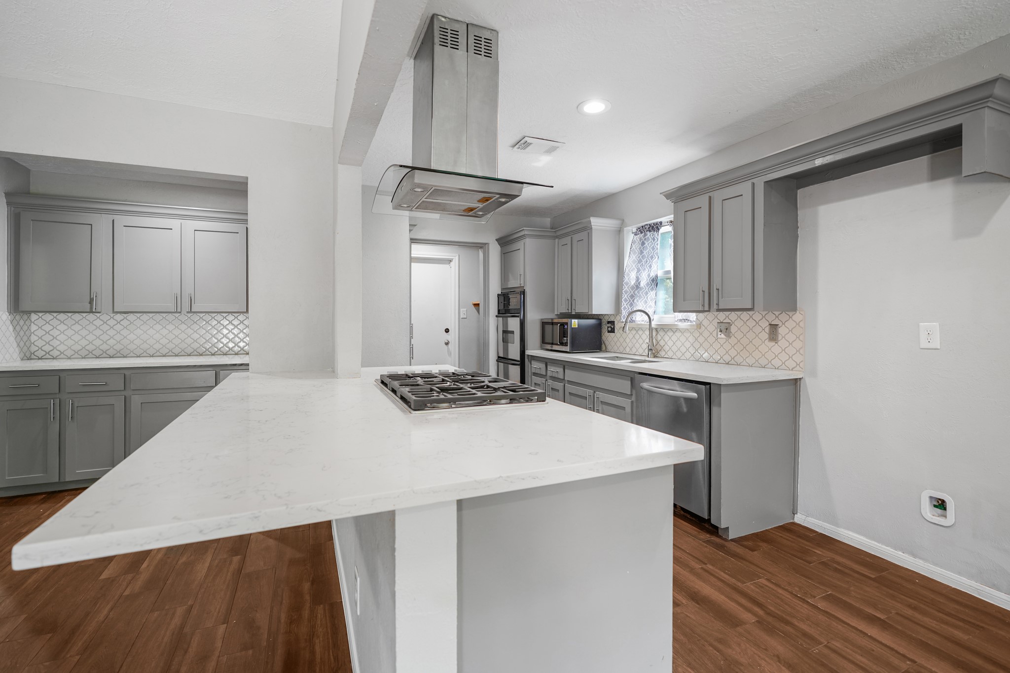 Gas stove top in the island.