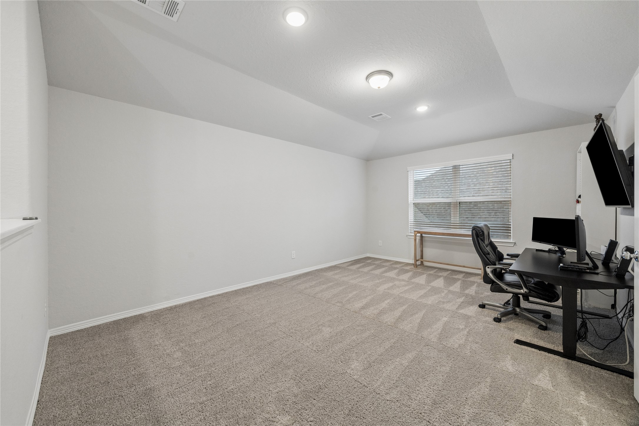 another view of the 2nd level flex space. carpet recently professionally cleaned.