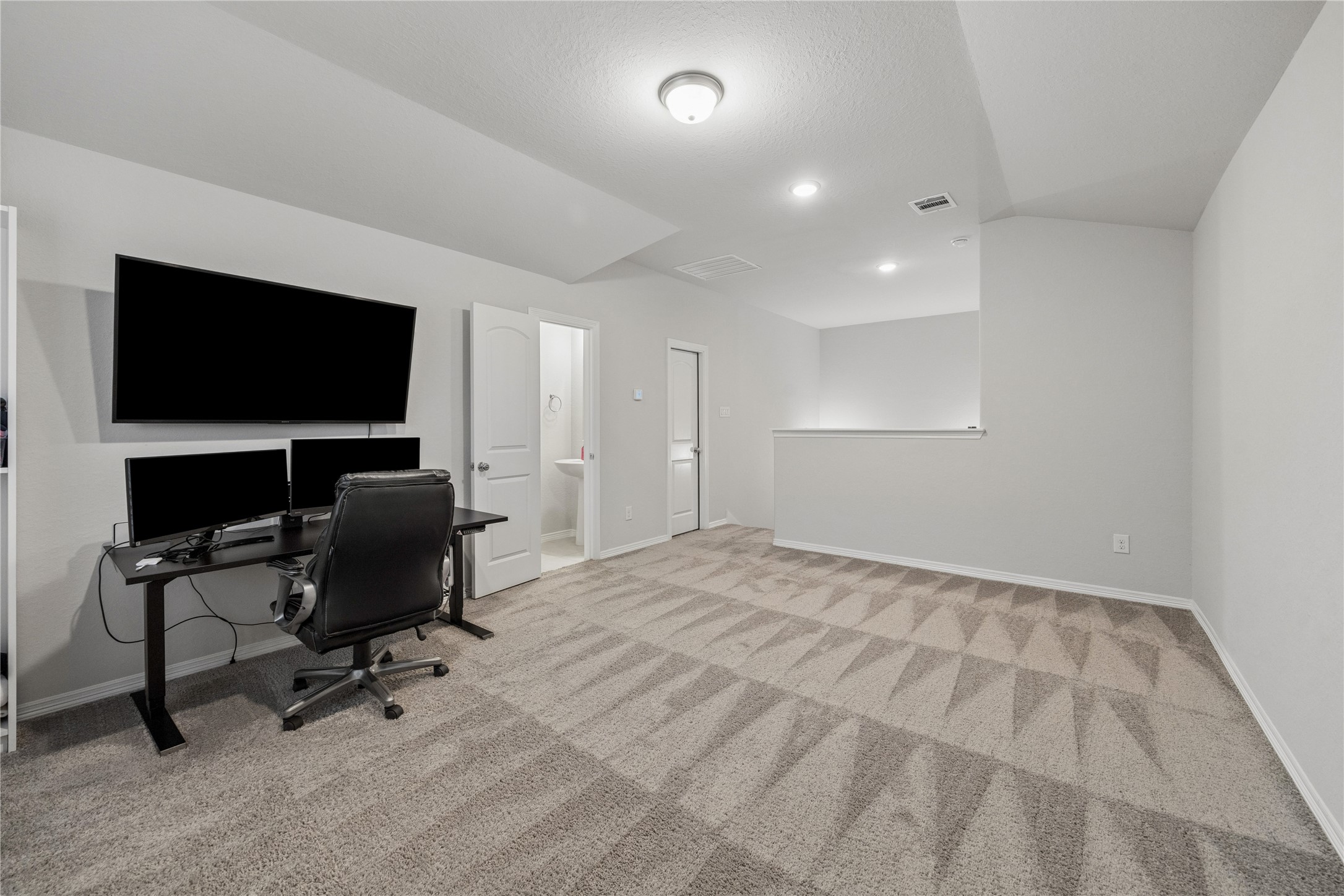 19x12 flex space on 2nd floor with full bath.