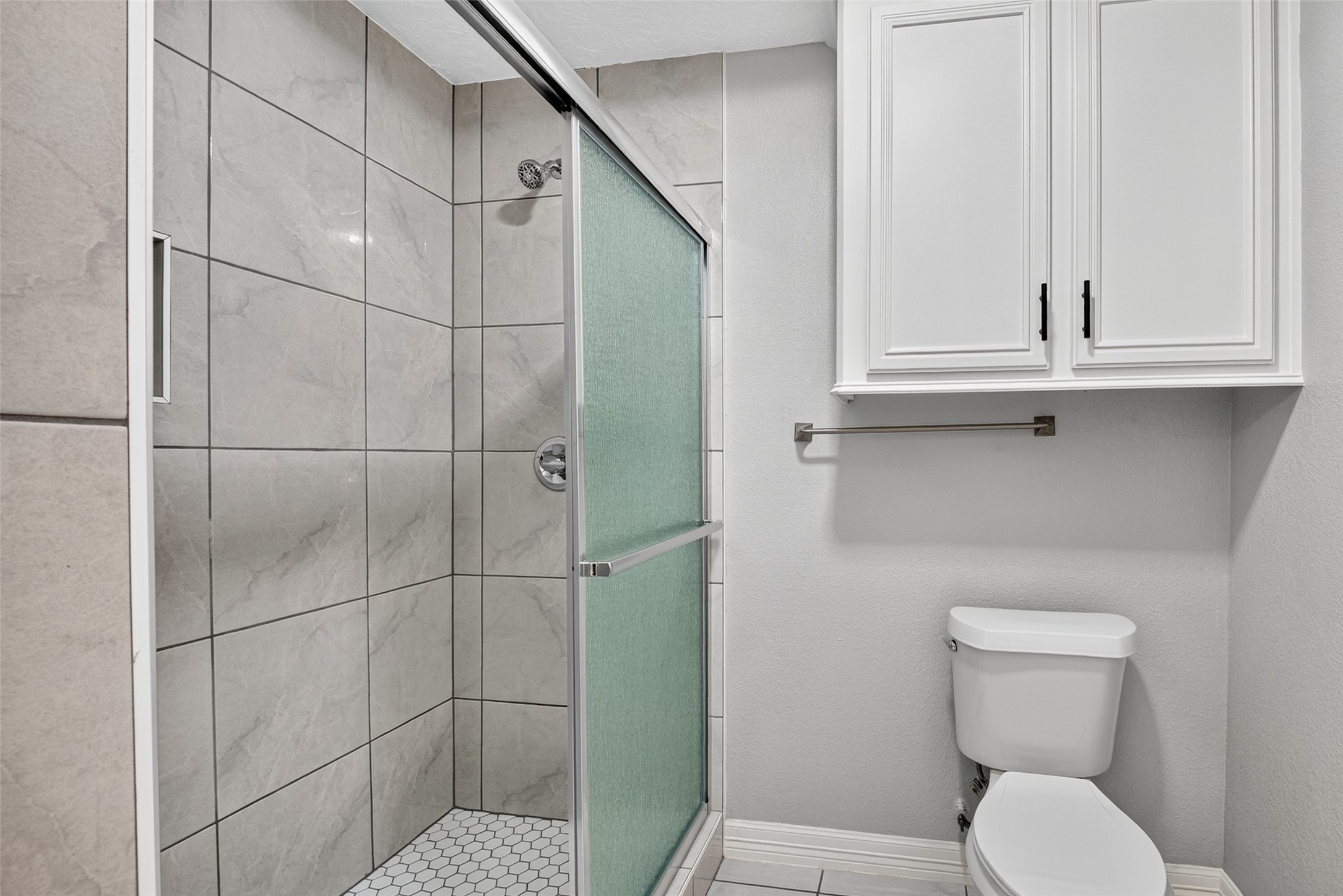 Primary en suite also features large walk in shower.