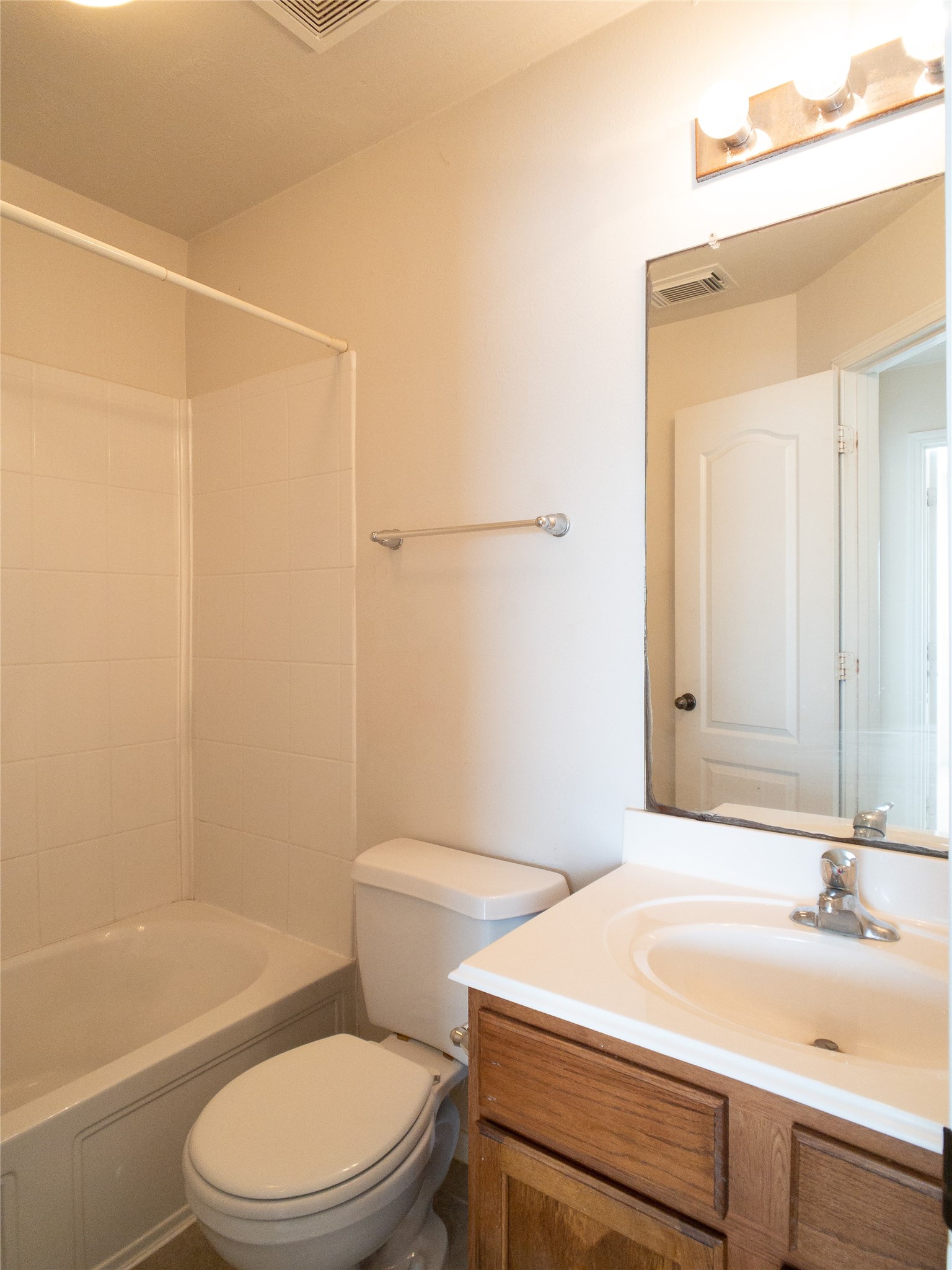 2nd-floor hall bathroom with tub/shower