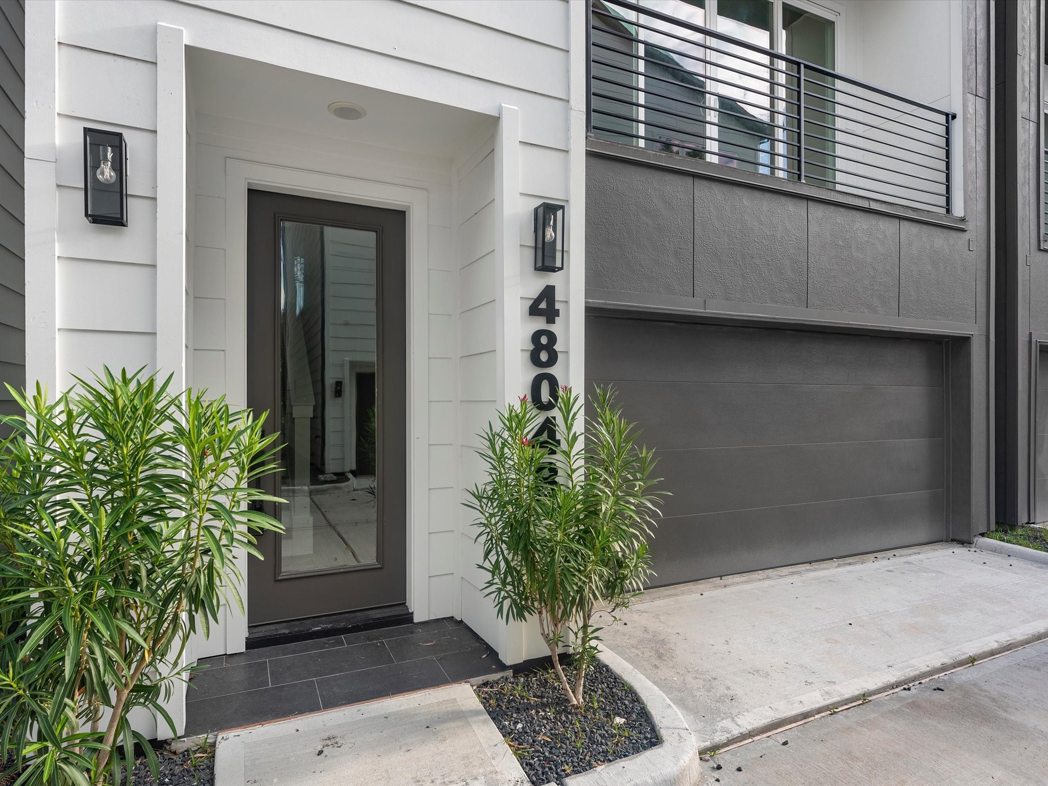 Beautiful exterior of this 3-bedroom, 3.5-bath home featuring a private balcony and a gated community setting. Located inside the Loop with easy access to major highways, dining, shopping, and everything Houston has to offer.