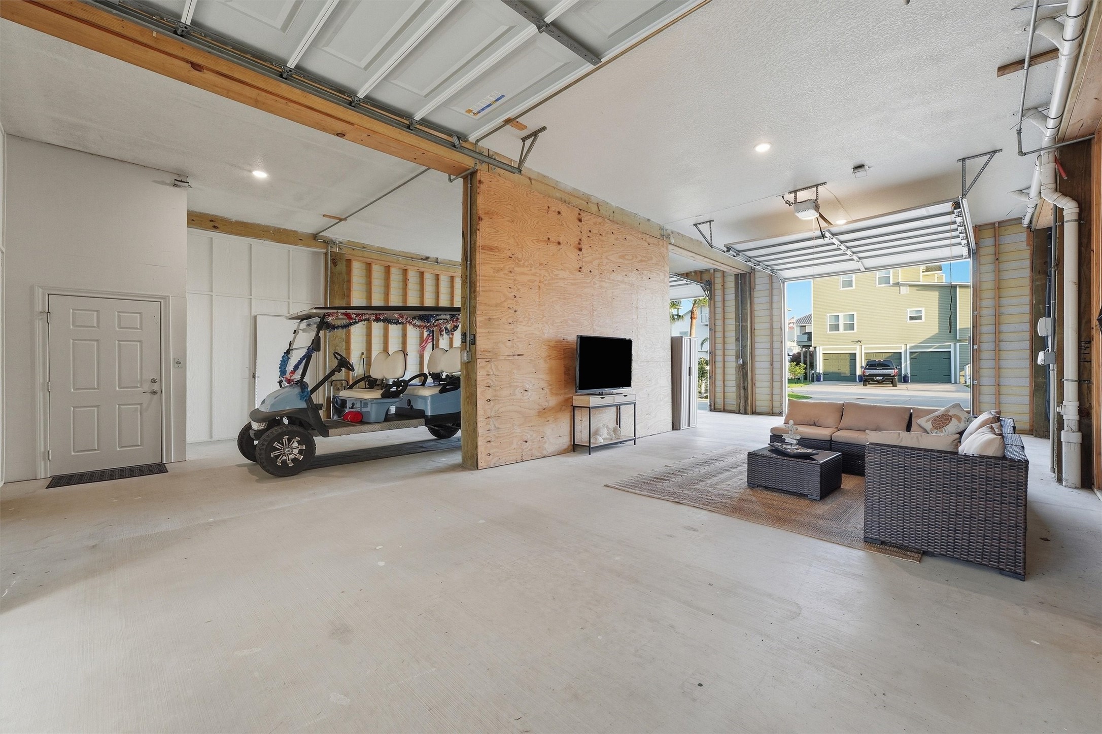 Rarely do you find this much
enclosed bonus space on the
water. With direct access to the
canal-side entertaining area, this
flexible lower-level space adds
convenience, utility, and endless
potential.