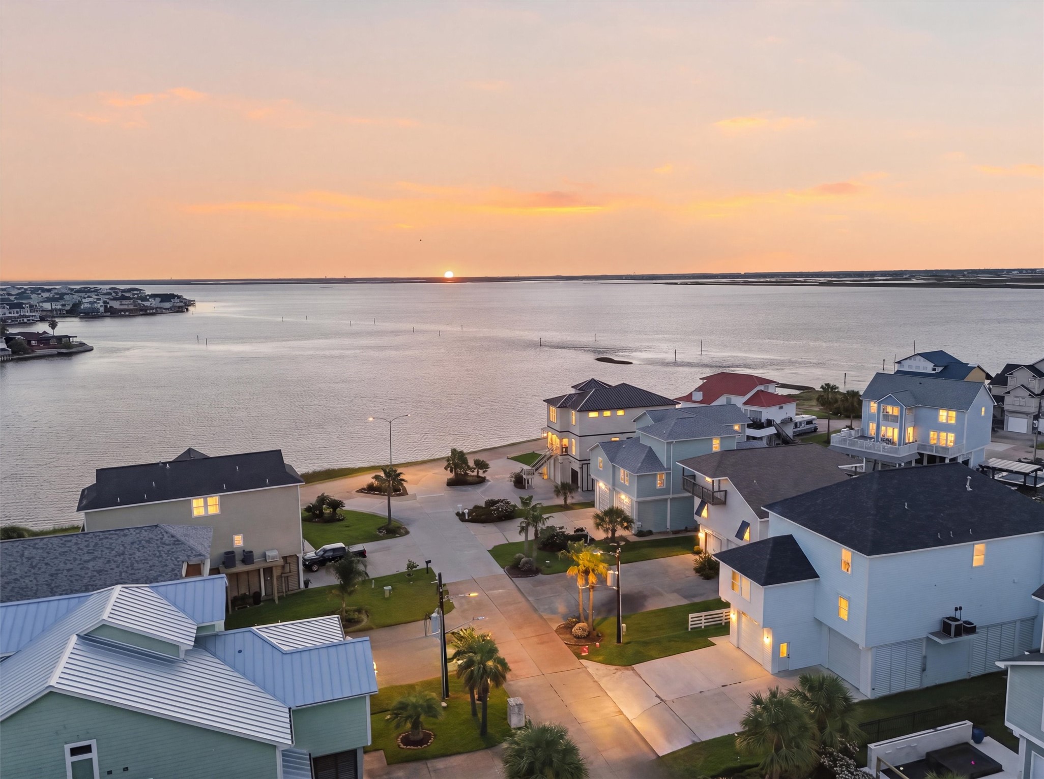 This exceptional location
captures the best of island living,
where canal-front convenience
and close proximity to the bay
come together in one
unforgettable setting.