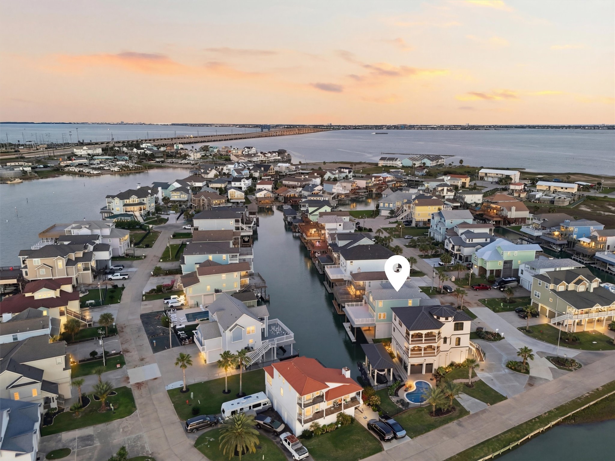Sunset chasers will feel right at
home here, where wide-open
skies, shimmering water, and an
unbeatable island setting create
a spectacular backdrop for
everyday life.