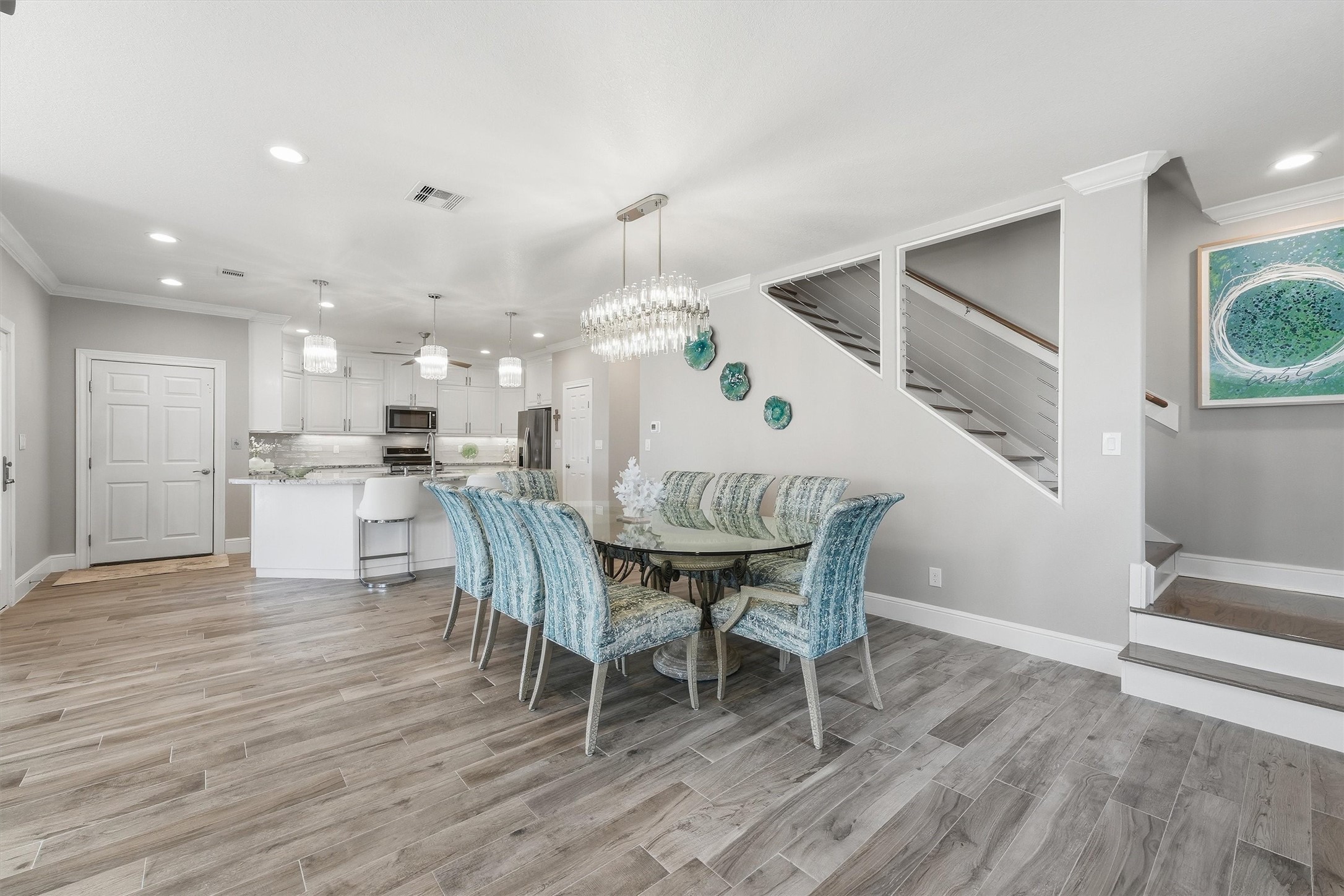 This dining area is ready for
memorable meals and easy
conversation, all surrounded by
the fresh, airy finishes that give
the home its sophisticated
coastal feel.