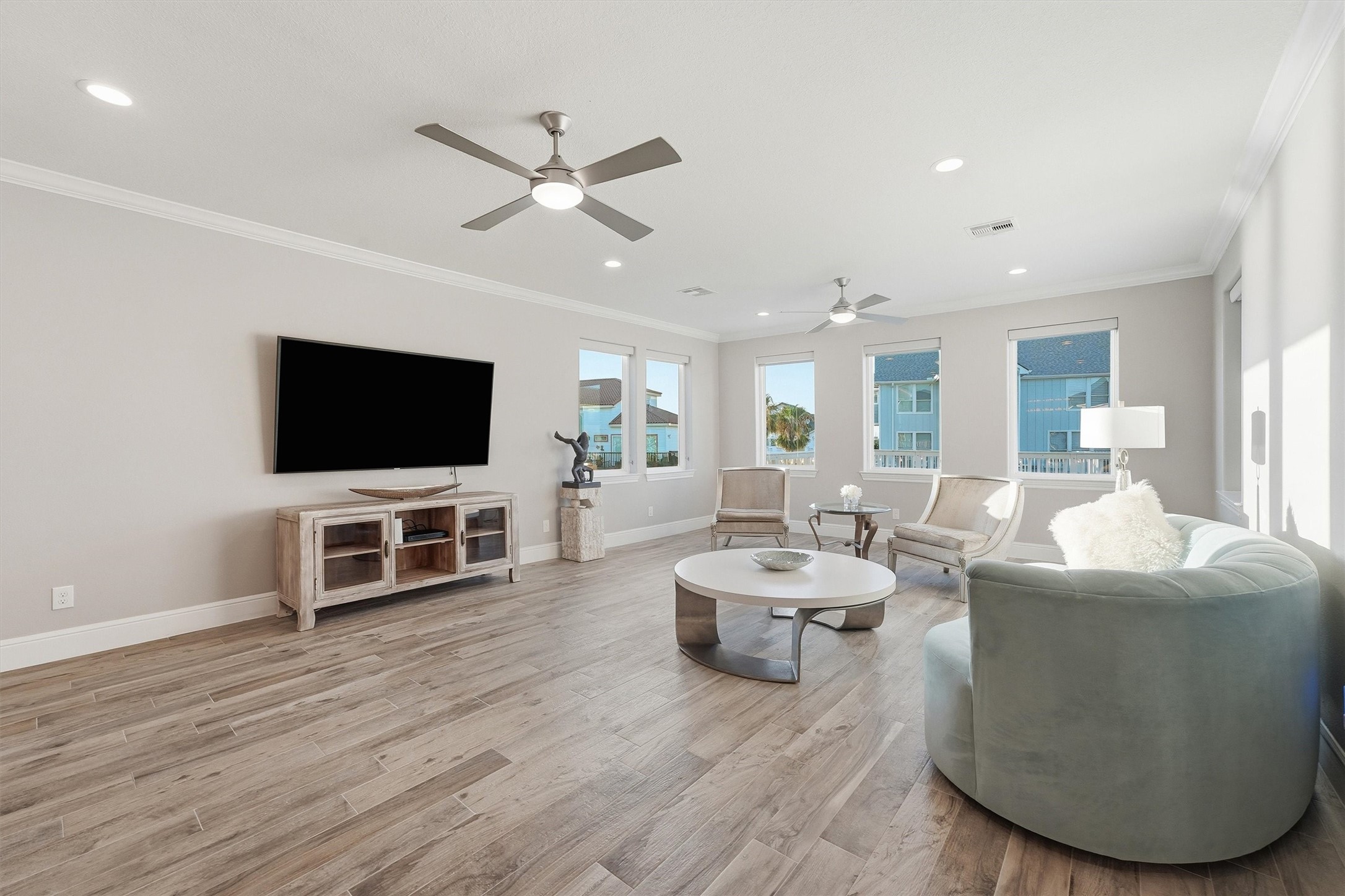Comfortable and refined, this
inviting gathering space pairs
beautifully with the homes open
stairwell design and waterfront
ambiance, creating a living area
that feels both elevated and easy
to enjoy.