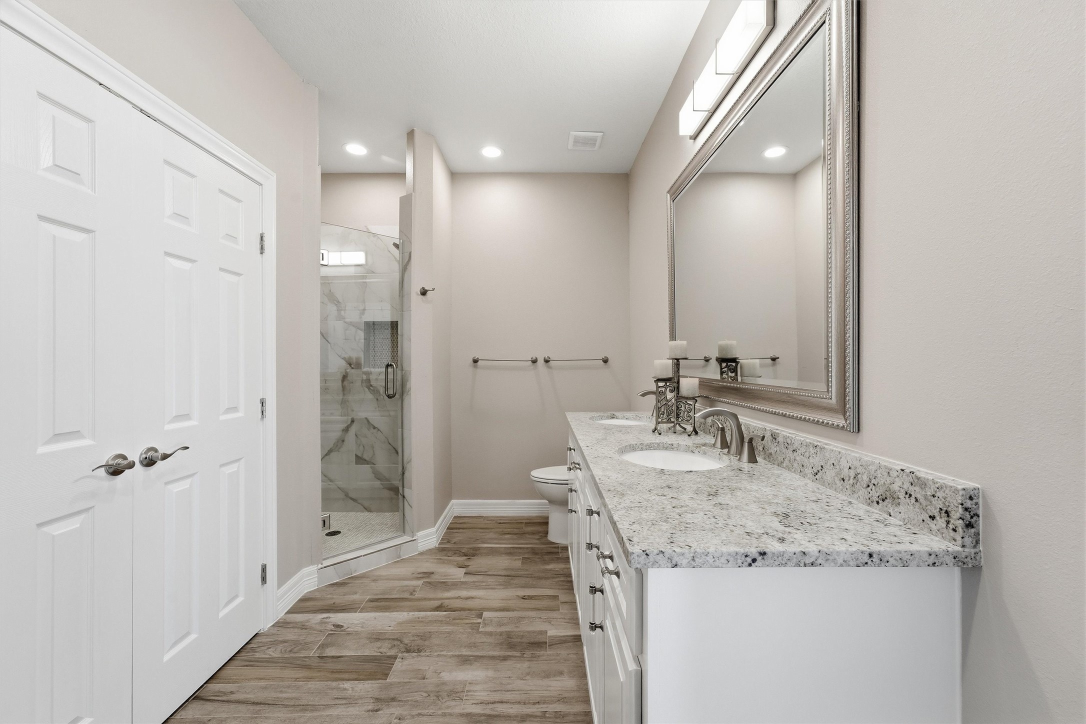 Smartly designed for busy
mornings, this full bathroom Jack
n Jull bathroom features an
extended vanity, generous
storage, and a clean, upscale
finish that keeps daily routines
running smoothly.
