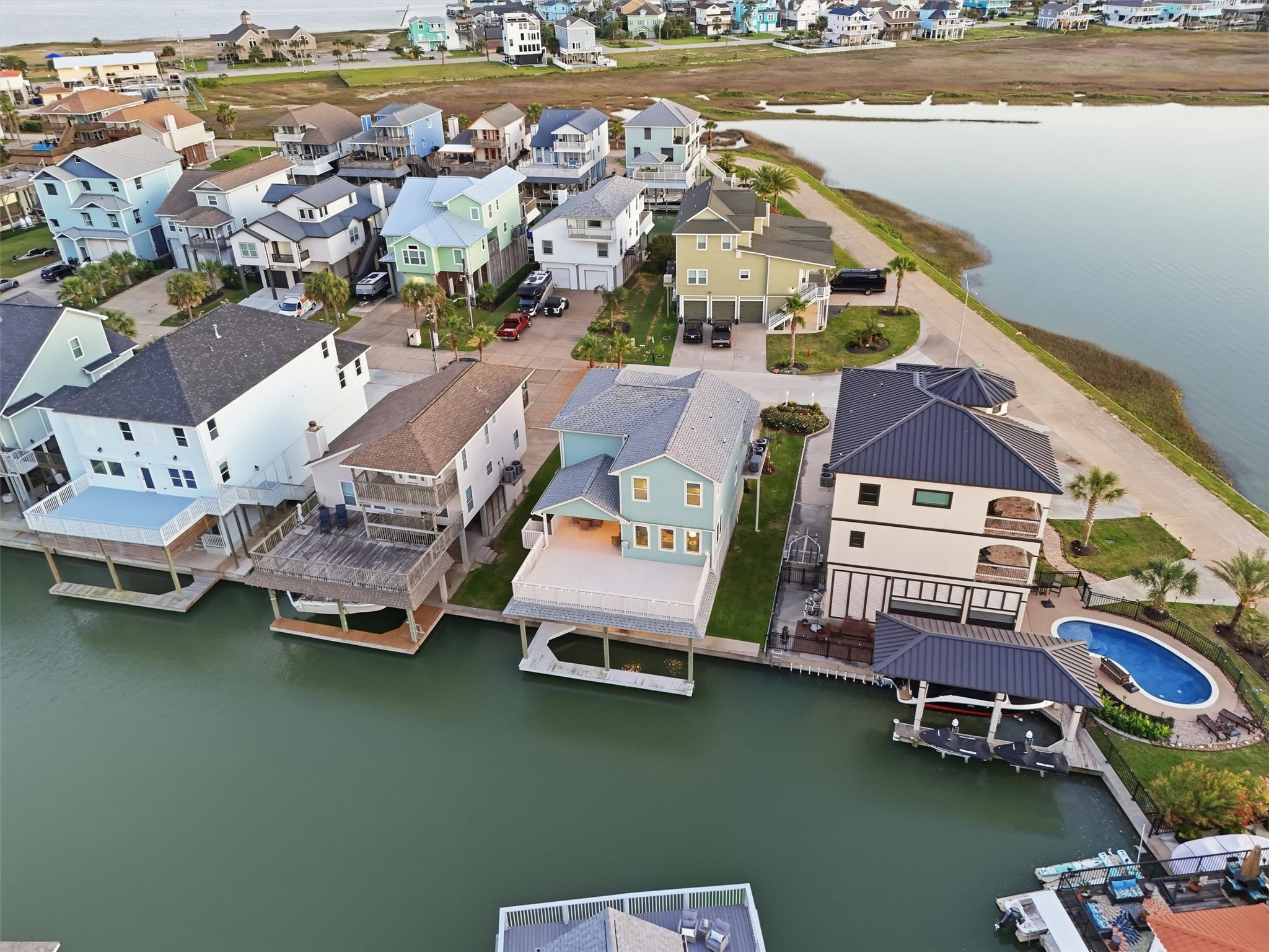 Life here is all about easy days
on the water, peaceful
surroundings, and coming home
to a beautifully maintained
property in a sought-after canal
community.