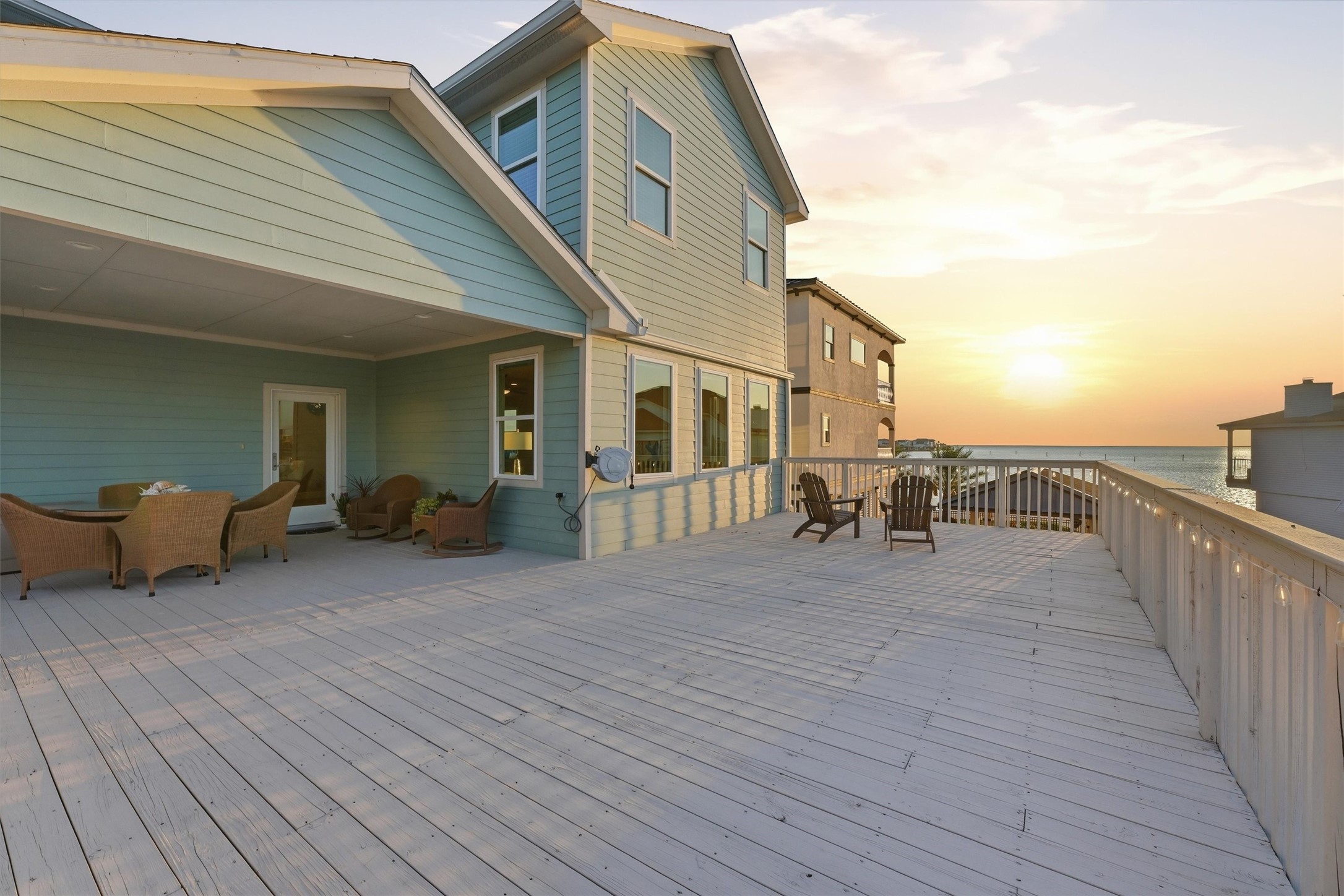 The expansive main-level
balcony creates an incredible
extension of the living space,
giving you a covered outdoor
retreat perfectly suited for dining,
lounging, and unwinding in the
bay breeze.