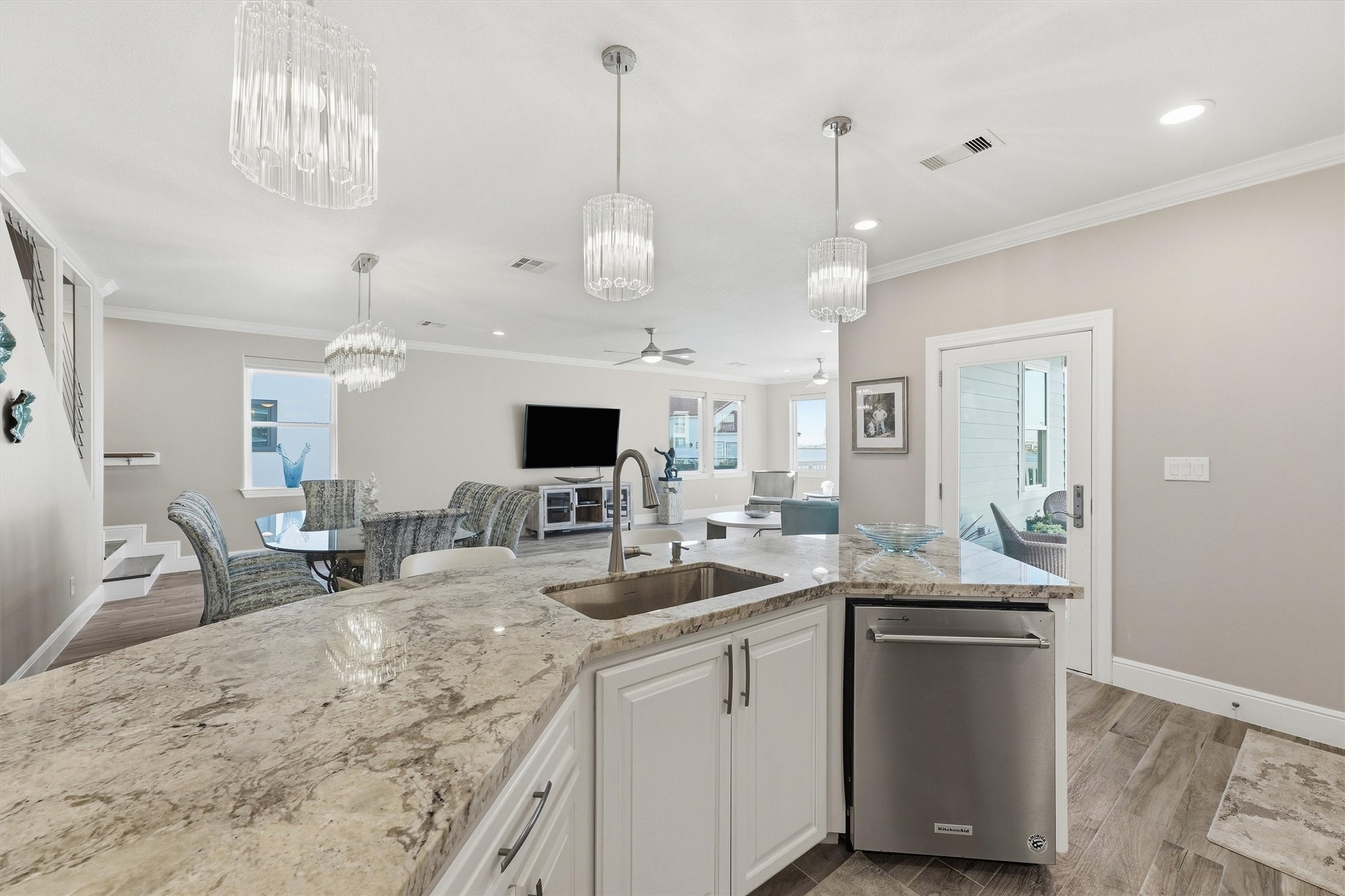 Granite counters, abundant prep
space, and seamless flow into
the main living areas make this
kitchen a dream for everything
from quick breakfasts to
entertaining a crowd.