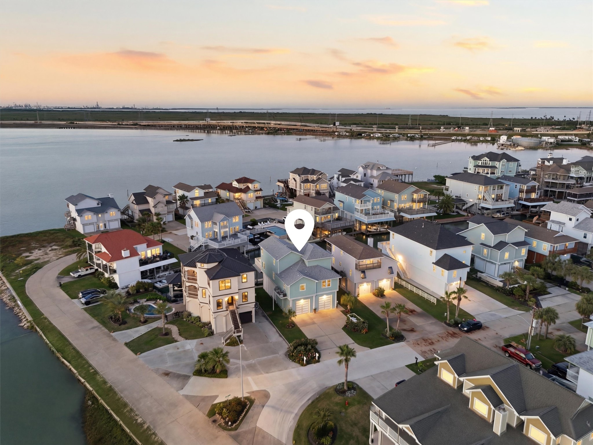Surrounded by water and coastal
beauty, this property offers the
kind of boating-friendly
placement that makes weekend
escapes and daily sunset
cruising feel effortless.
