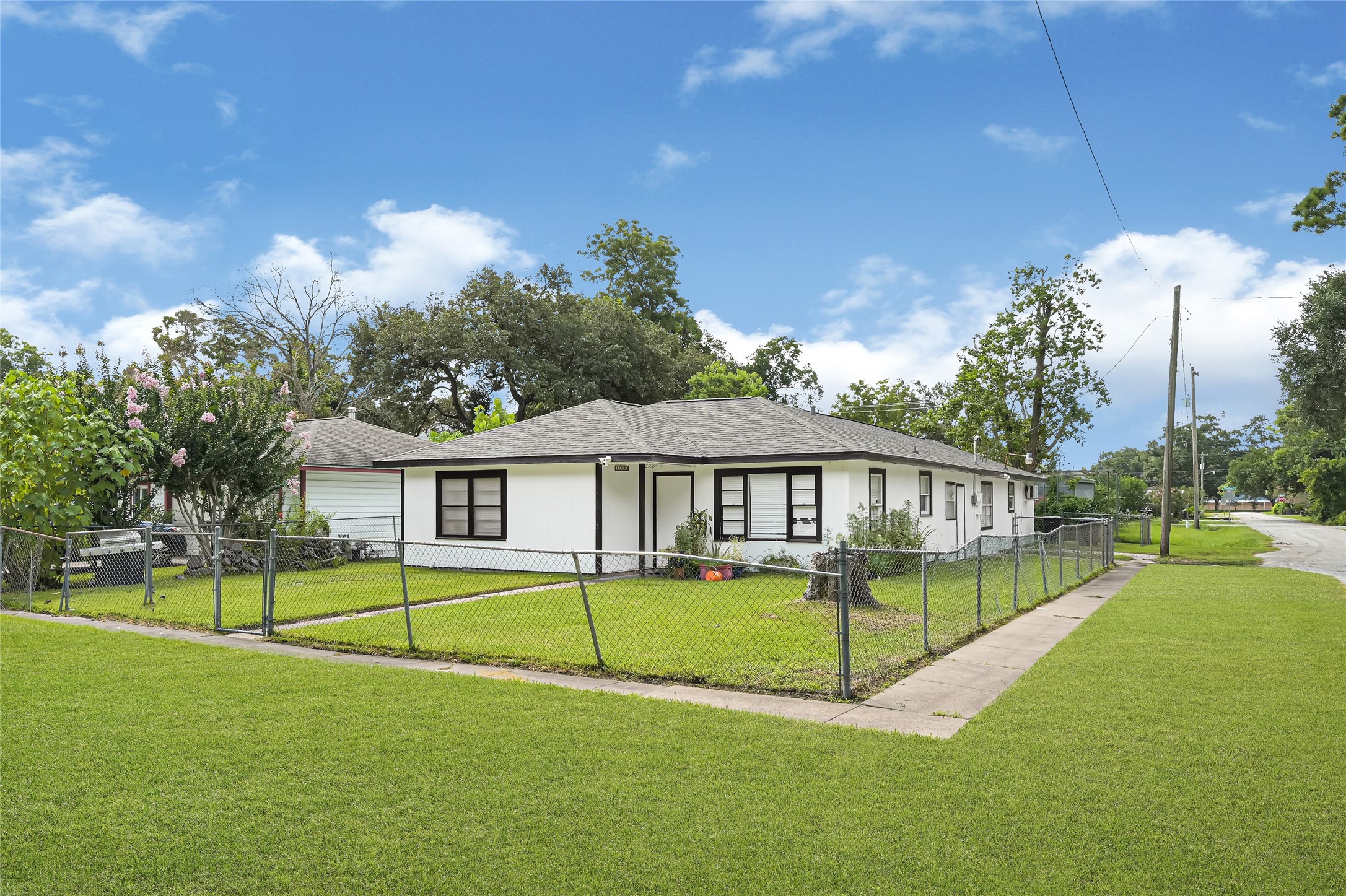 1033 W Snyder Street, Alvin, TX 77511
