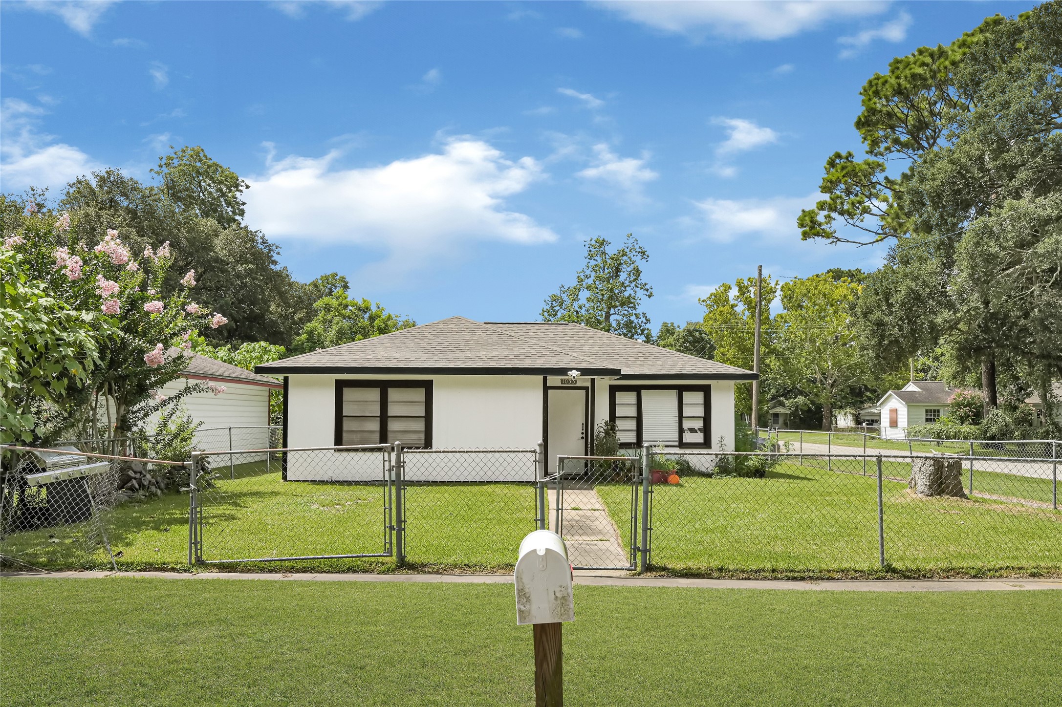 1033 W Snyder Street, Alvin, TX 77511