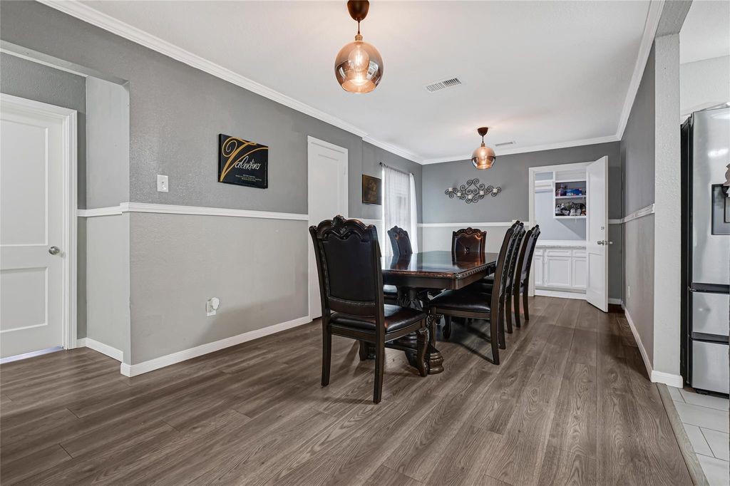 1033 W Snyder Street, Alvin, TX 77511