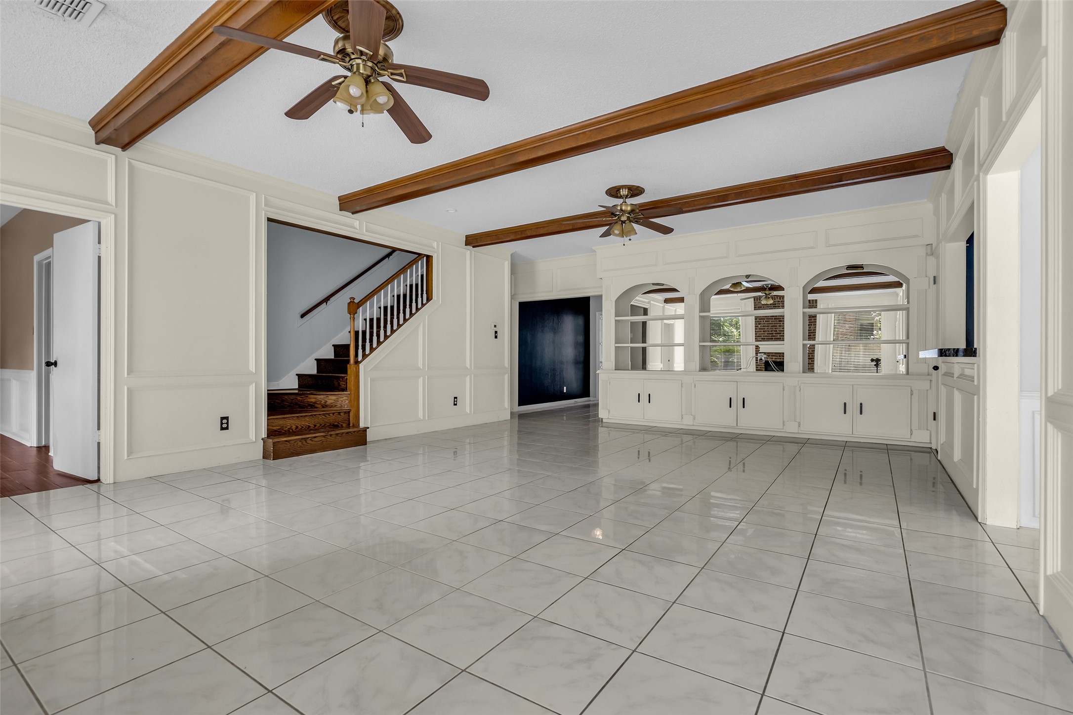 It also features tile flooring and a vaulted ceiling, creating an open and airy feel.