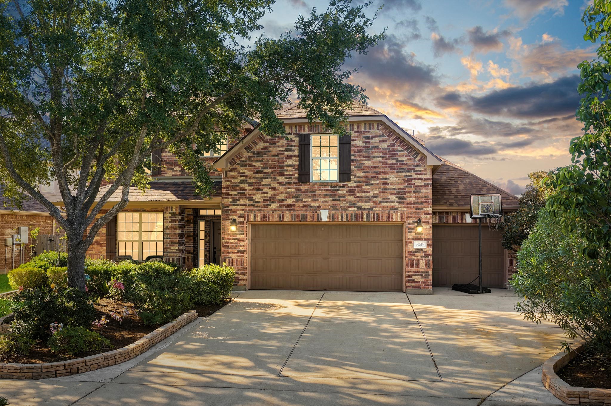 Welcome to 20503 Saddleback Chase! Don't miss out on this incredible opportunity to make this house your own.