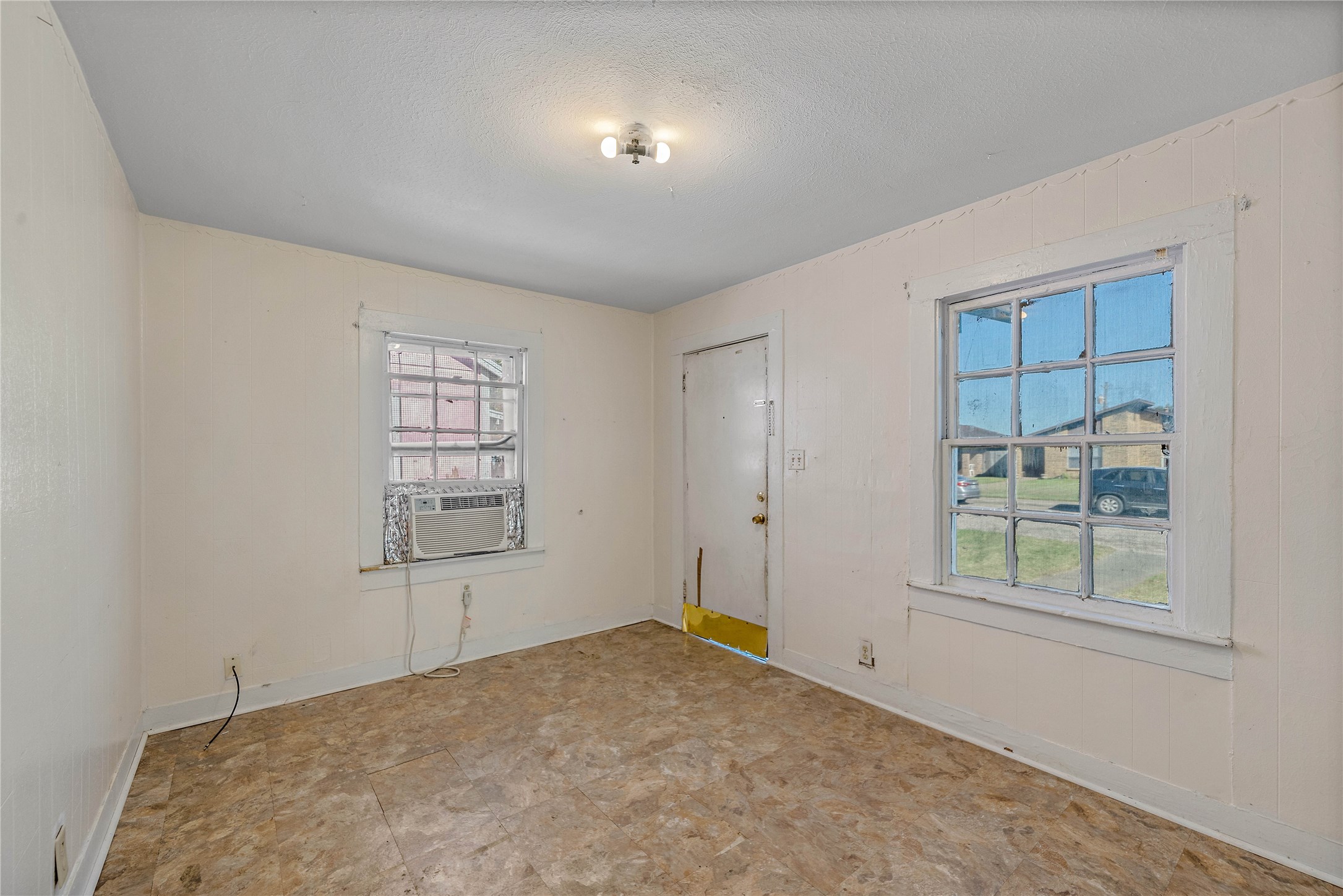 Large rooms offer plenty of space throughout. Large rooms offer plenty of space throughout.