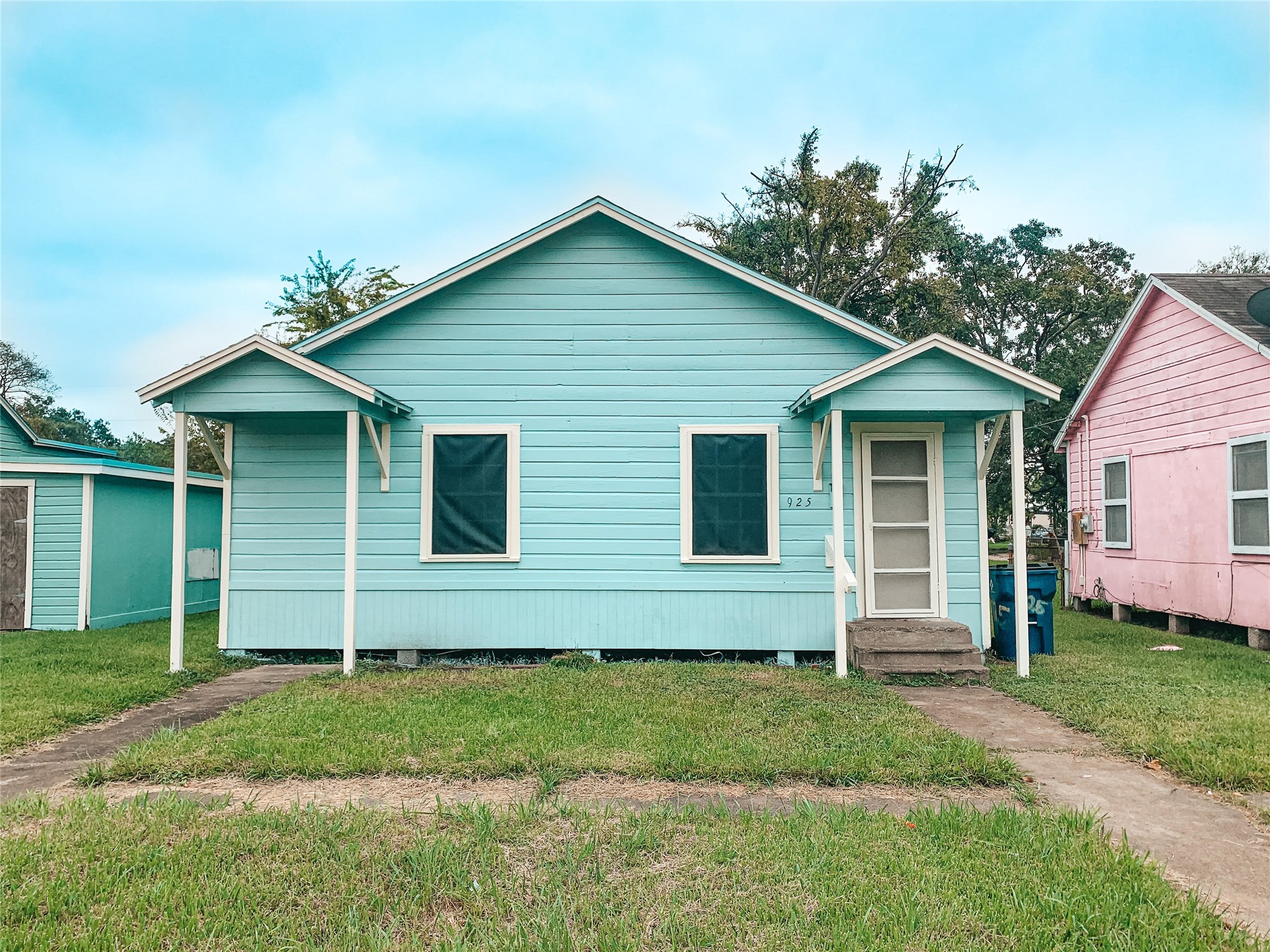 Fresh exterior paint in a nice coastal color. Fresh exterior paint in a nice coastal color.