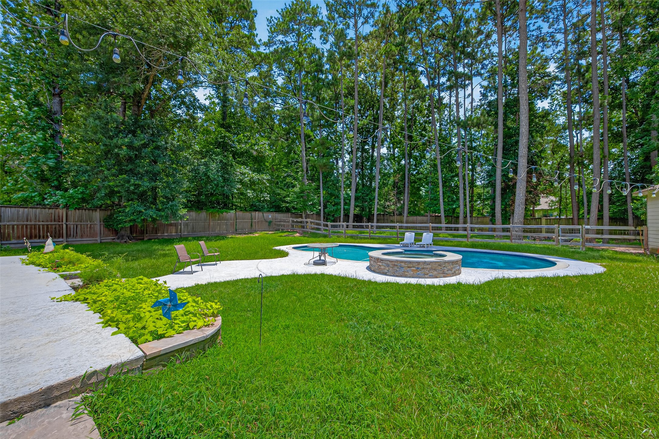 28510 Redwood Cliff Lane, Huffman, TX 77336