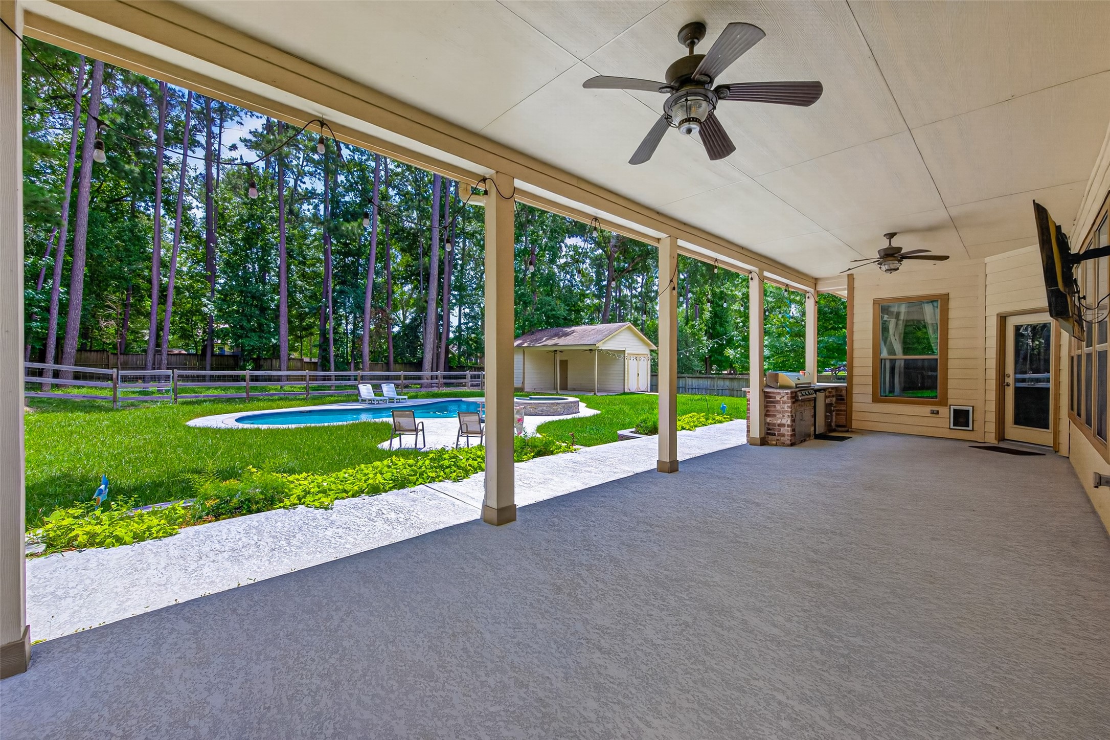 28510 Redwood Cliff Lane, Huffman, TX 77336