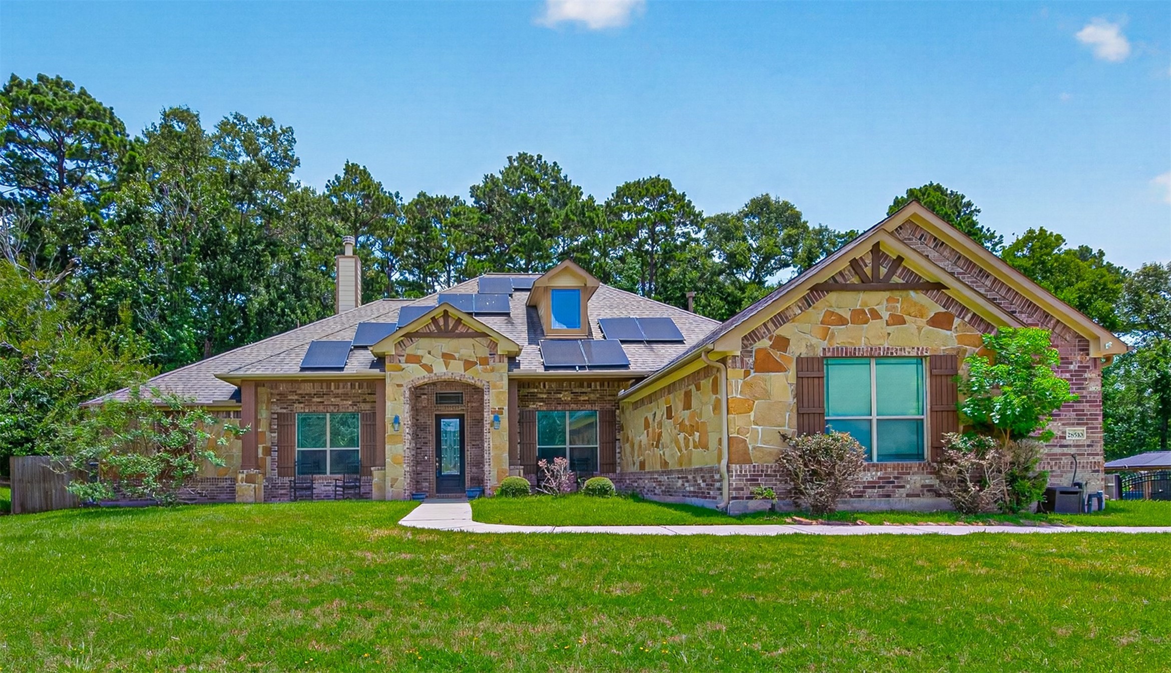 28510 Redwood Cliff Lane, Huffman, TX 77336