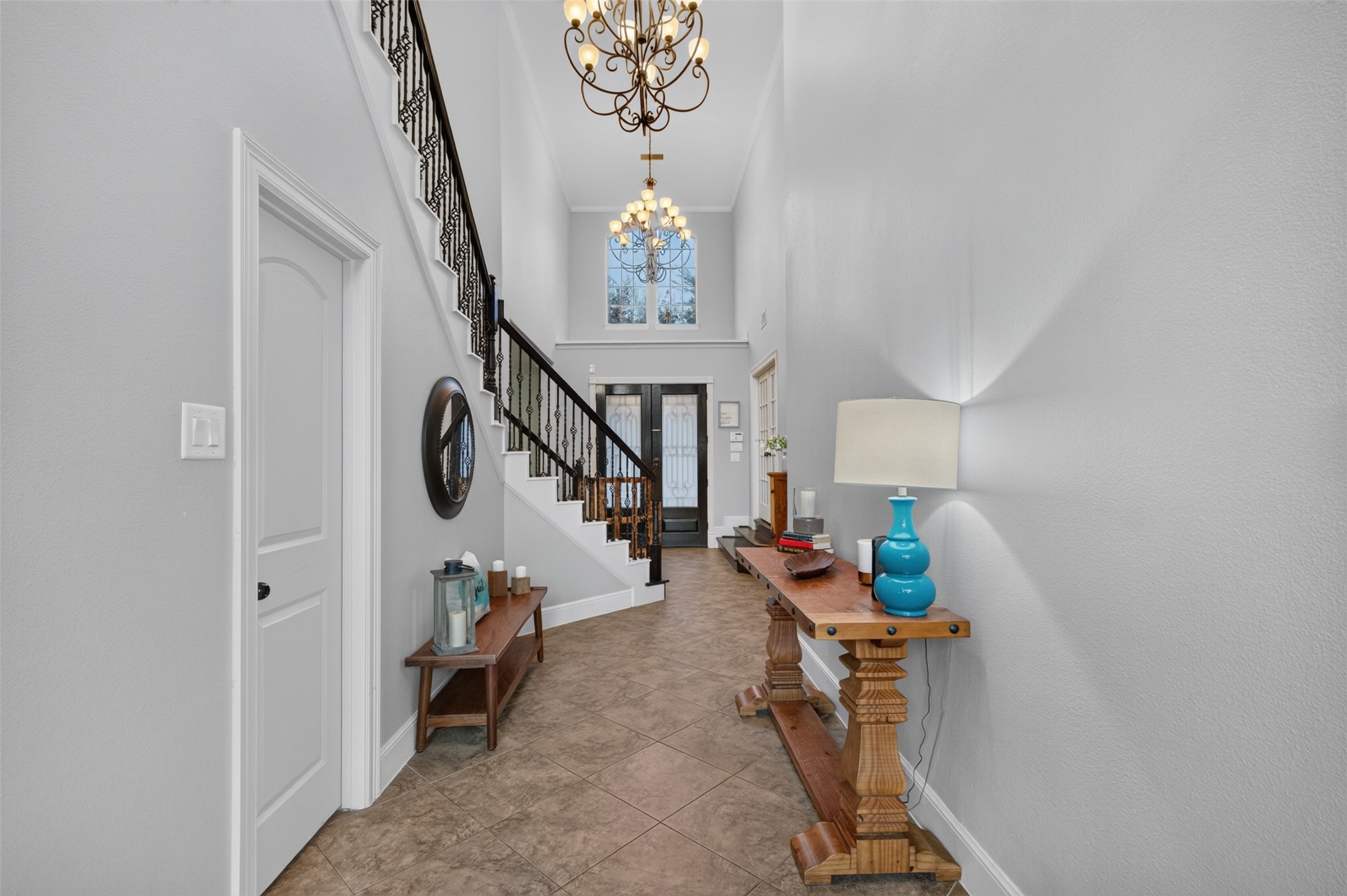 Beautiful wide entrance with double height ceilings Beautiful wide entrance with double height ceilings