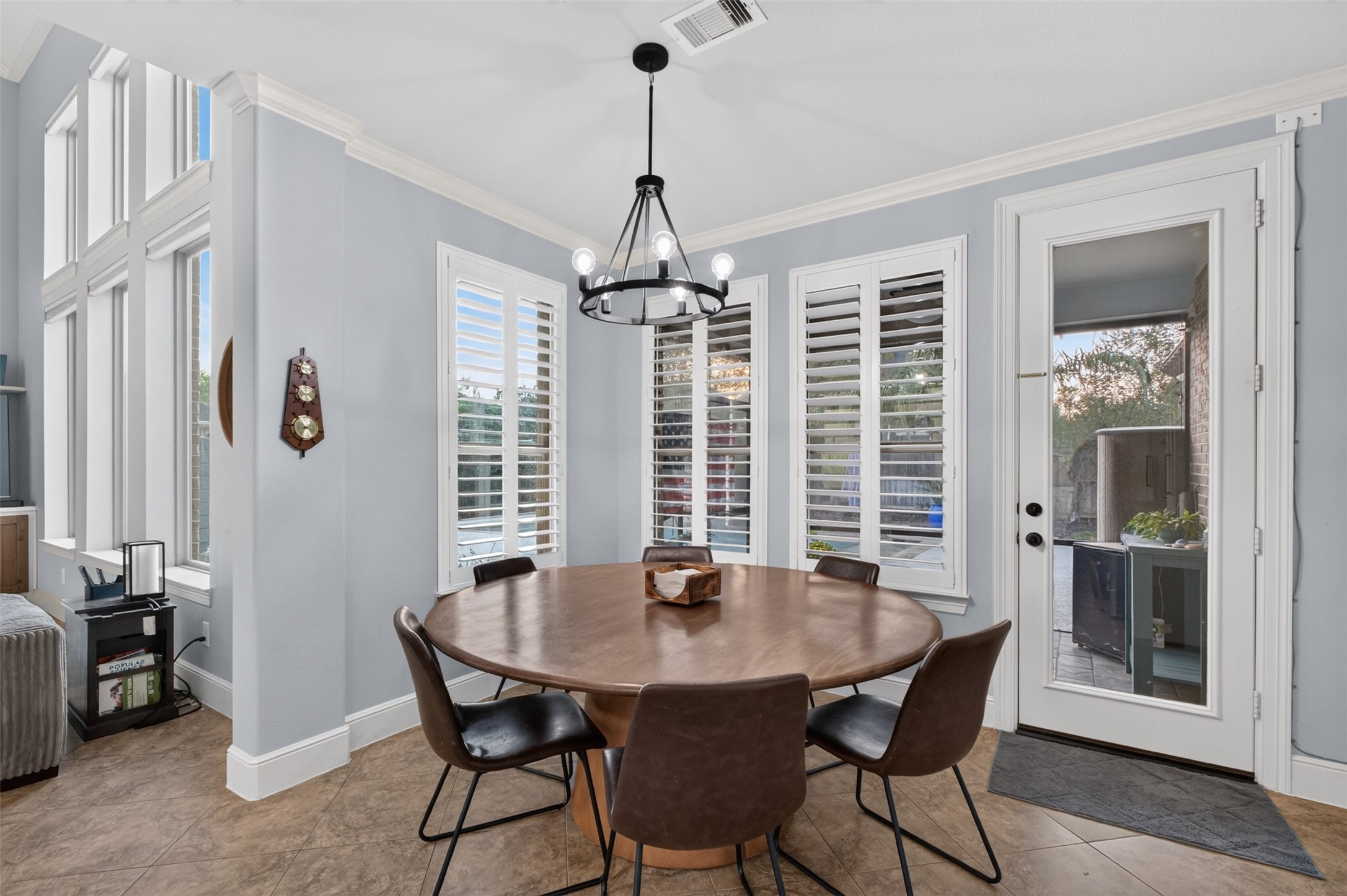 Super breakfast nook with space for large family gatherings