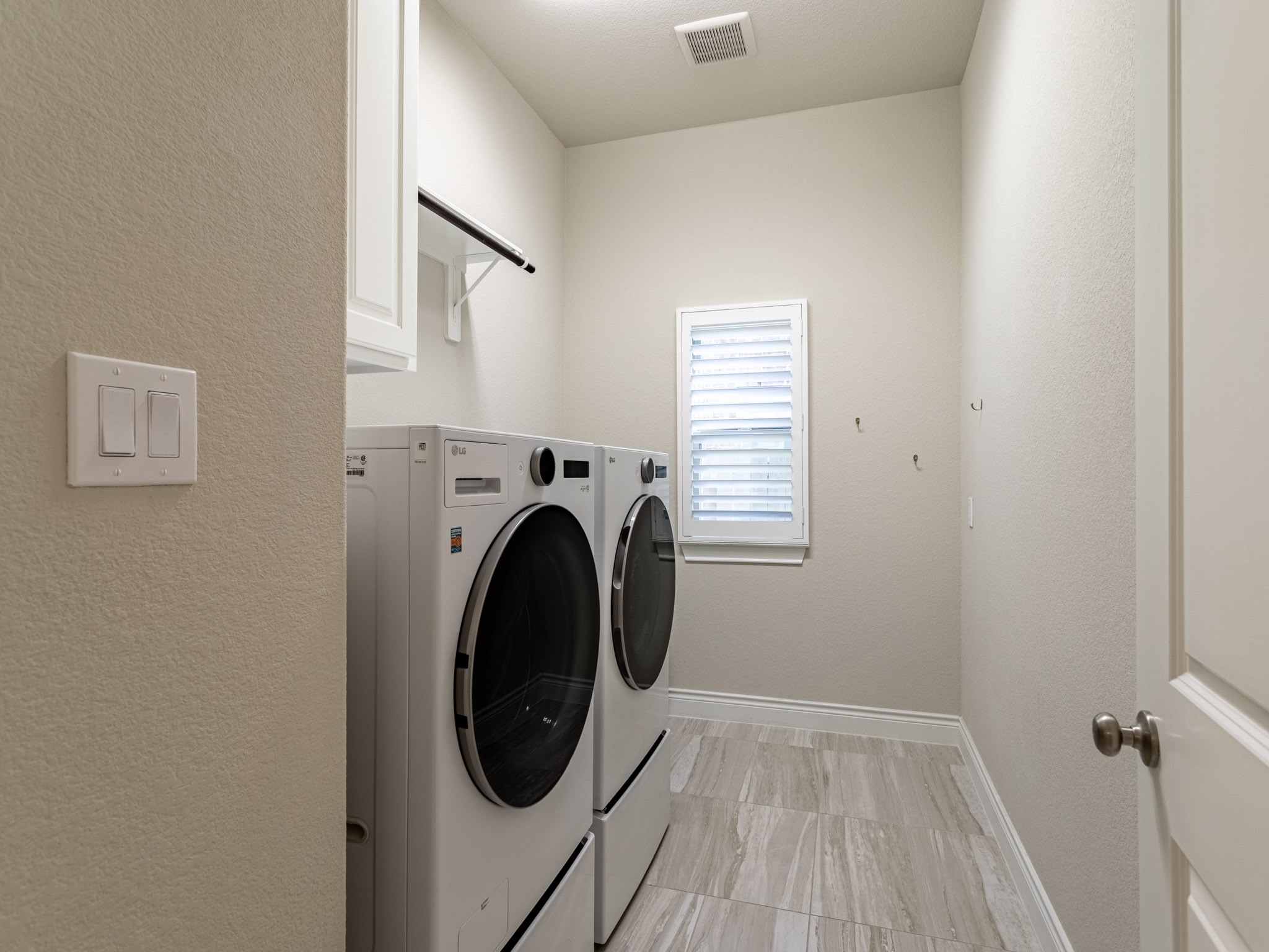 Spacious laundry room down