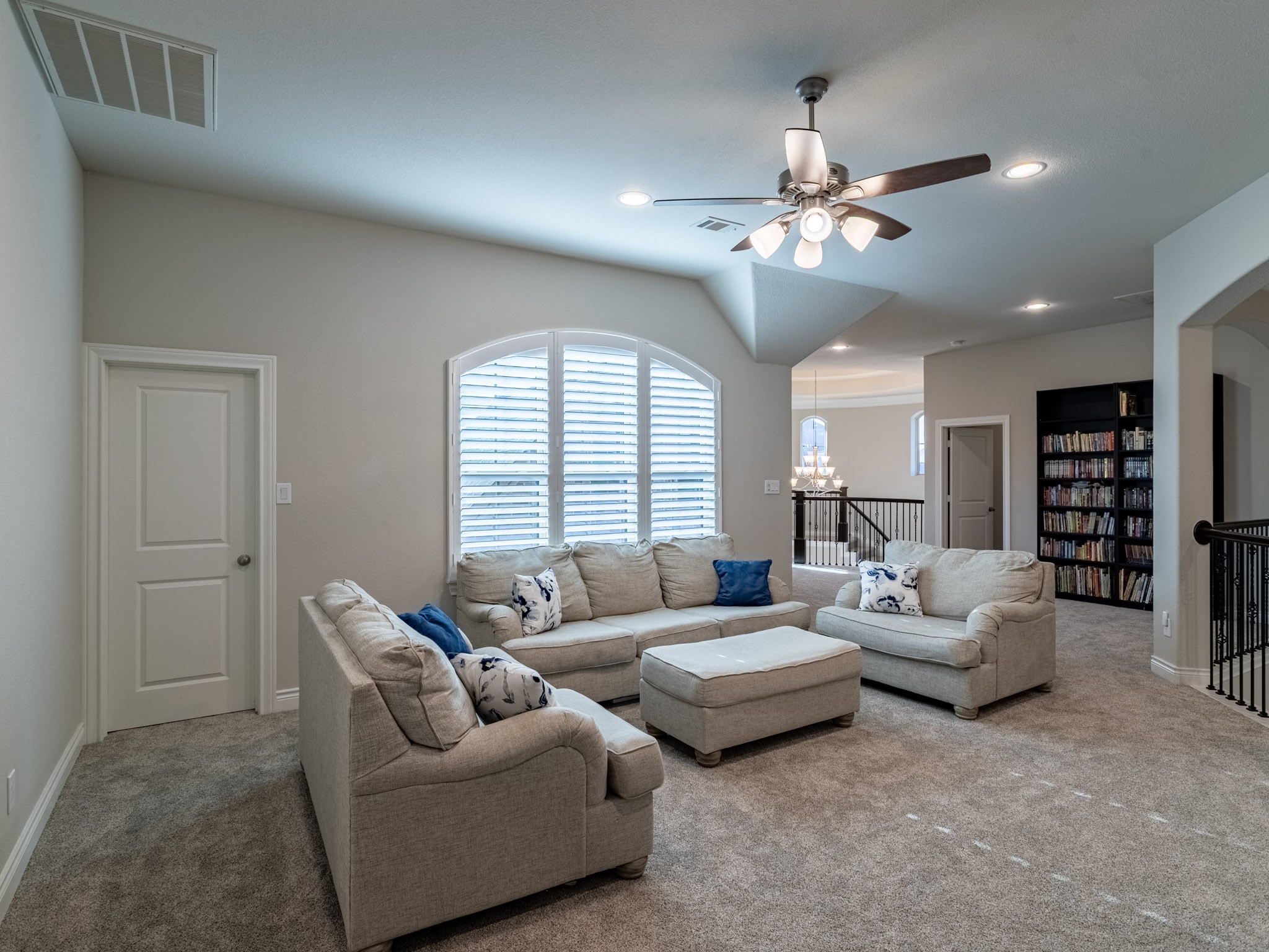 Game room closet on the left, on the right secondary suite and rotunda stairway.