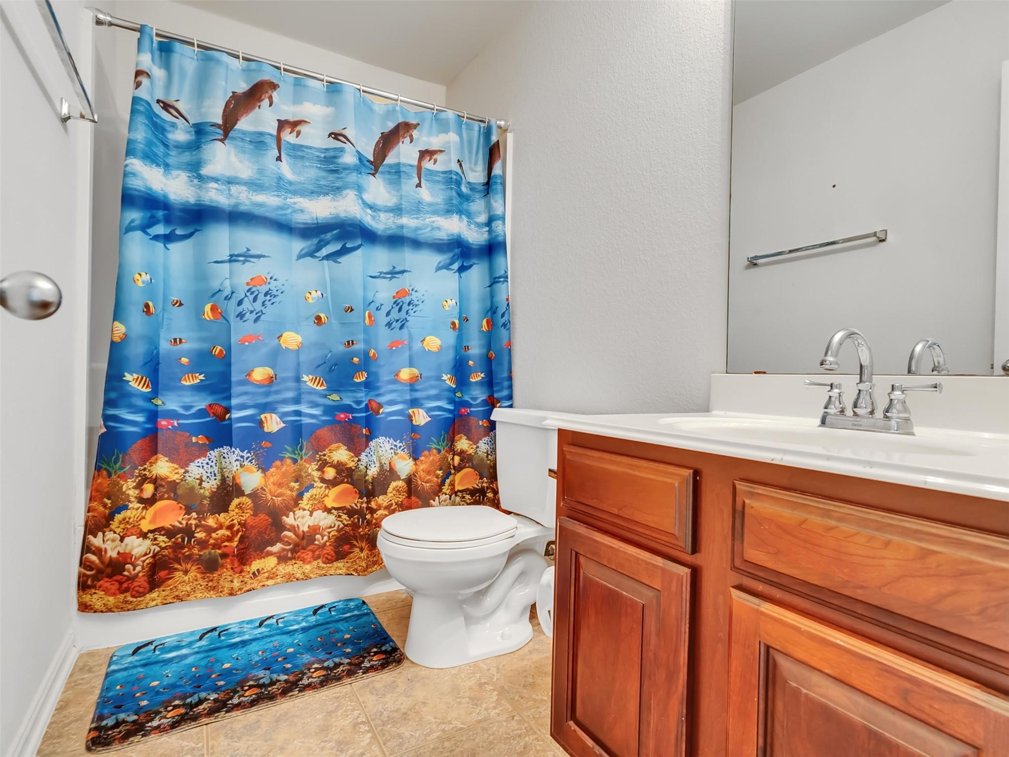UPSTAIRS HALL WAY FULL BATH