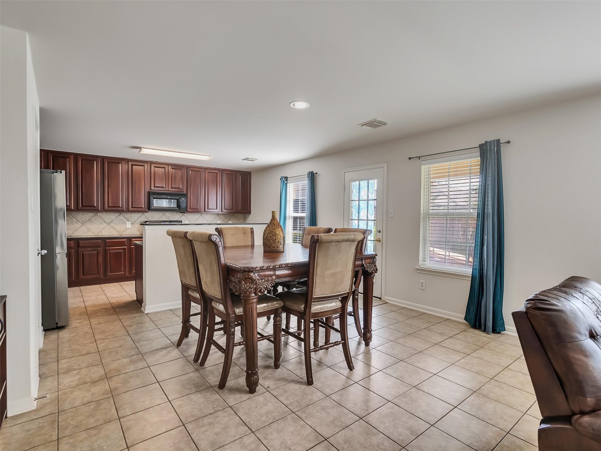 6902 Oleander Grove Way, Houston, TX 77049 6902 Oleander Grove Way, Houston, TX 77049