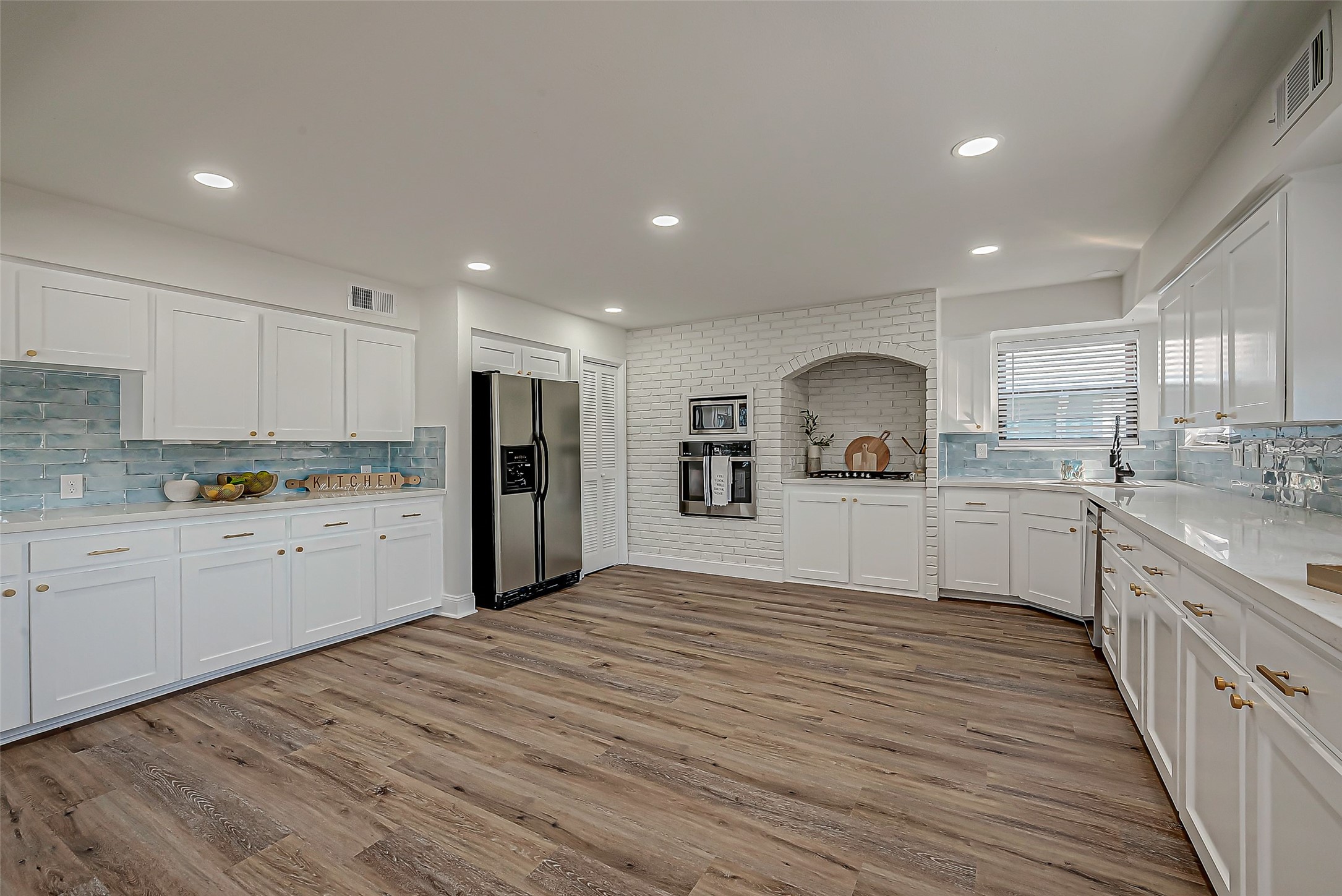 976 Bonita Street, Bayou Vista, TX 77563
