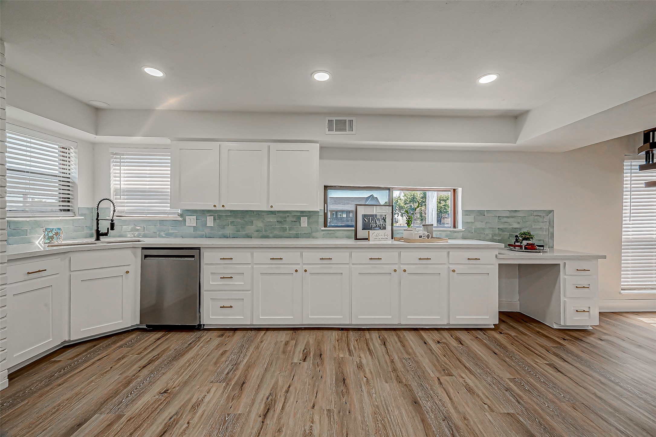 976 Bonita Street, Bayou Vista, TX 77563