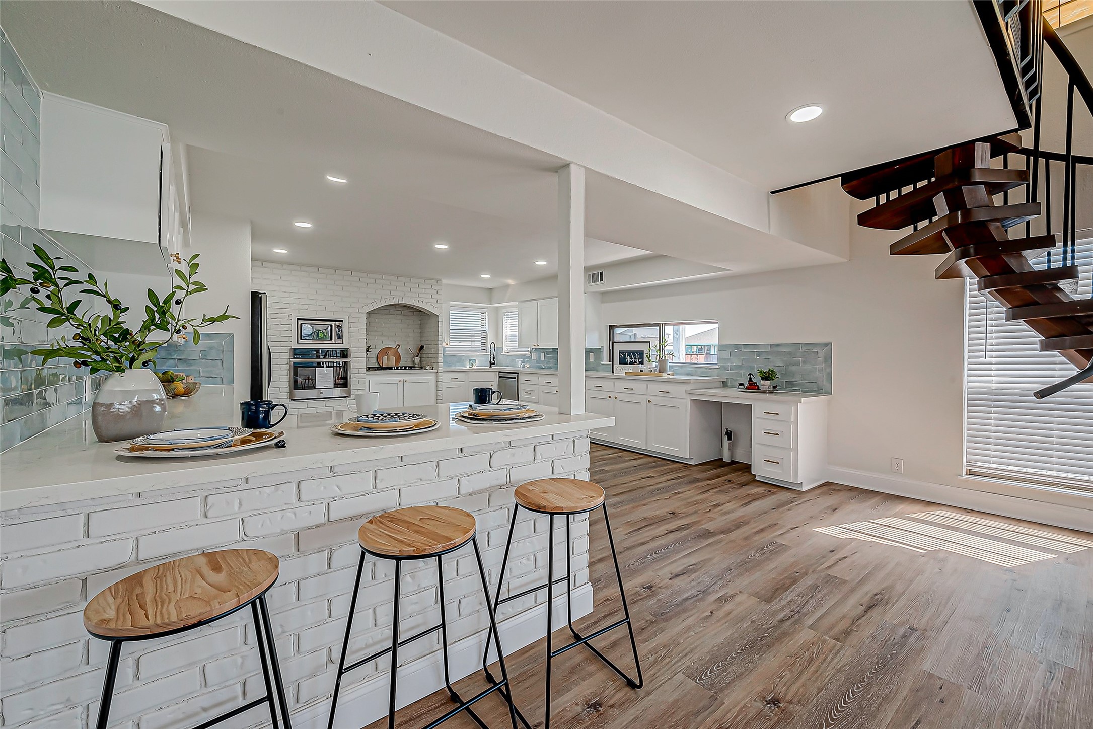 976 Bonita Street, Bayou Vista, TX 77563