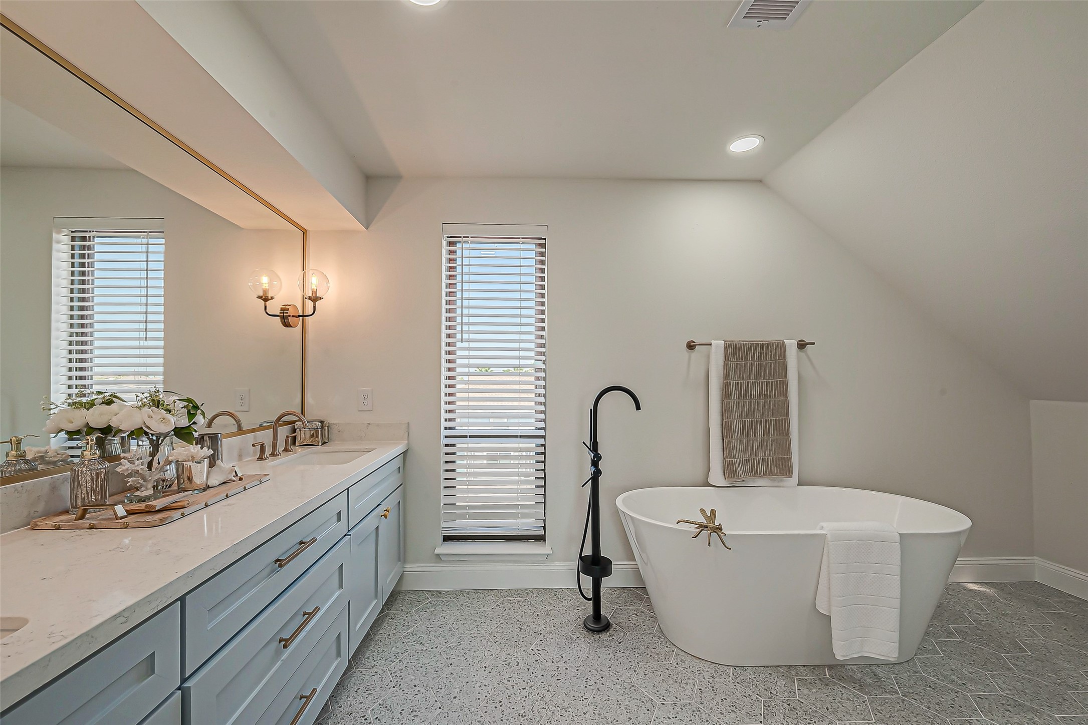 976 Bonita Street, Bayou Vista, TX 77563