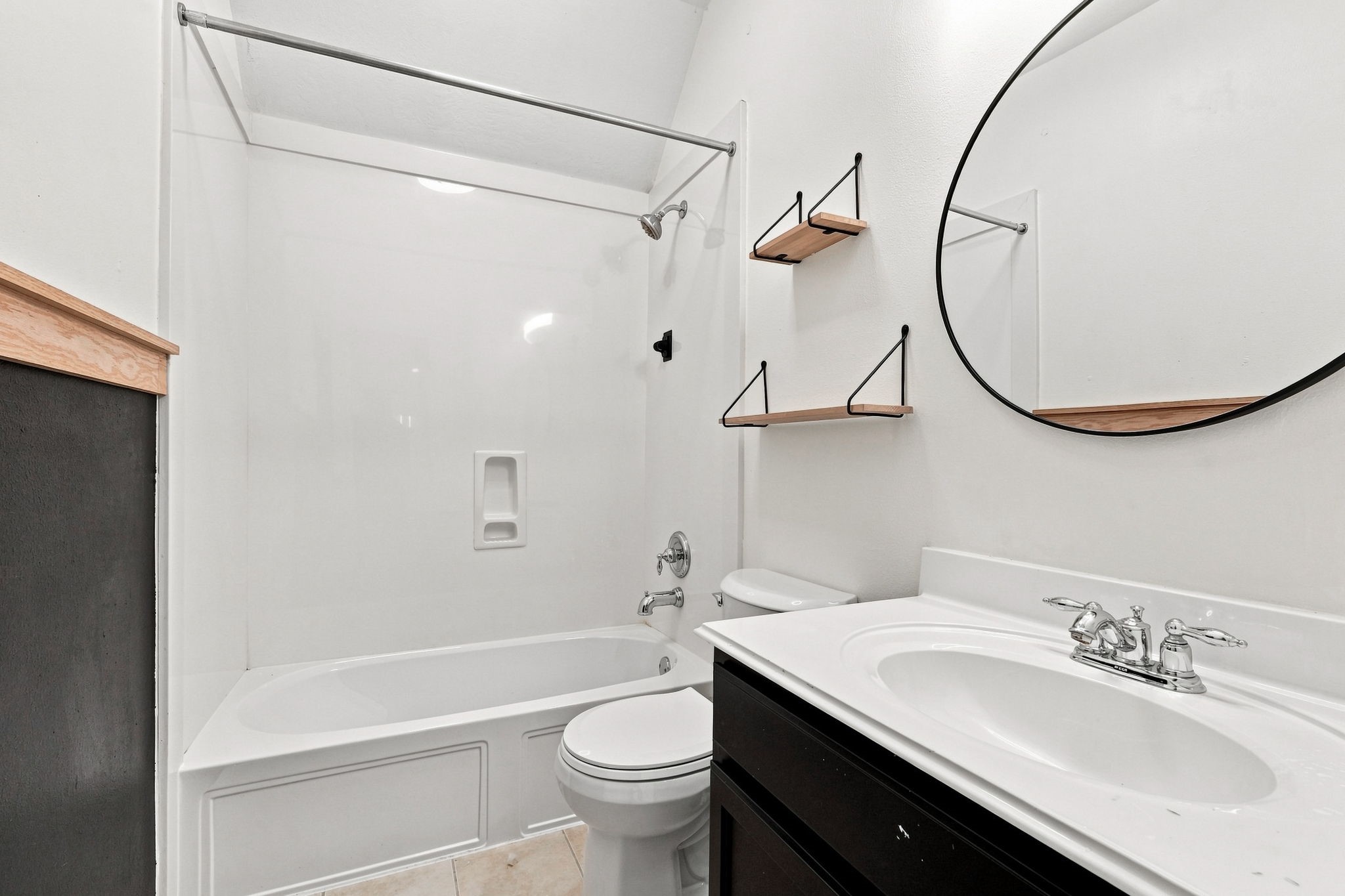 Secondary full bath upstairs