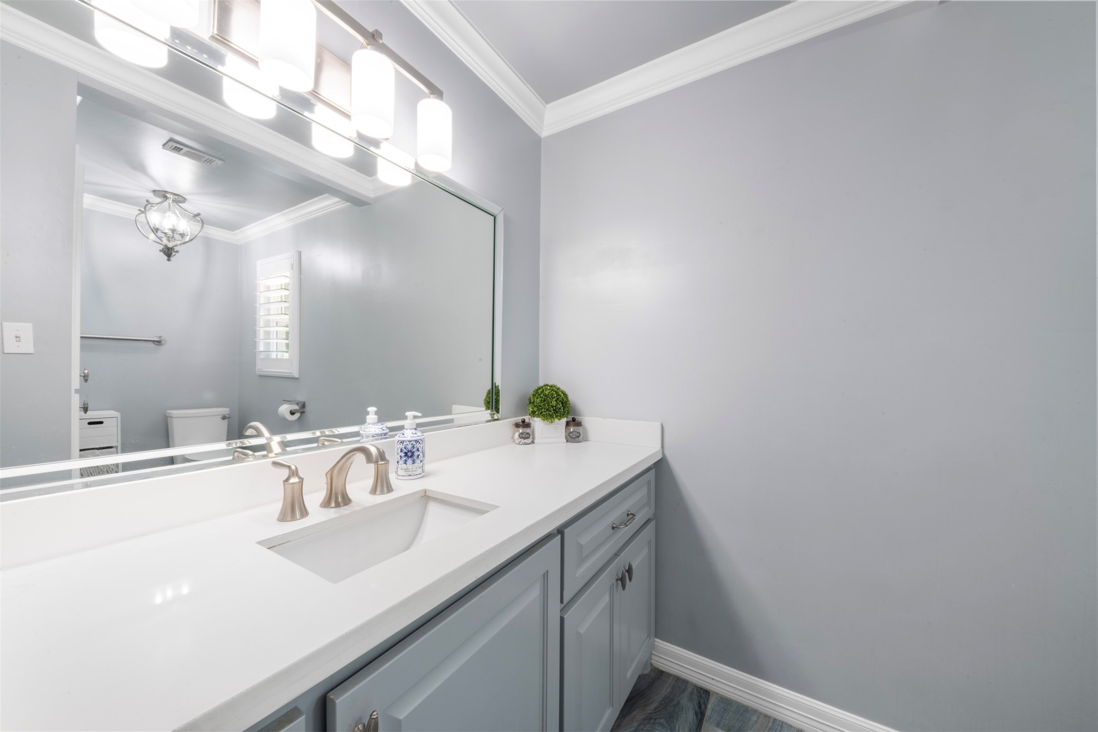 Secondary full bathroom