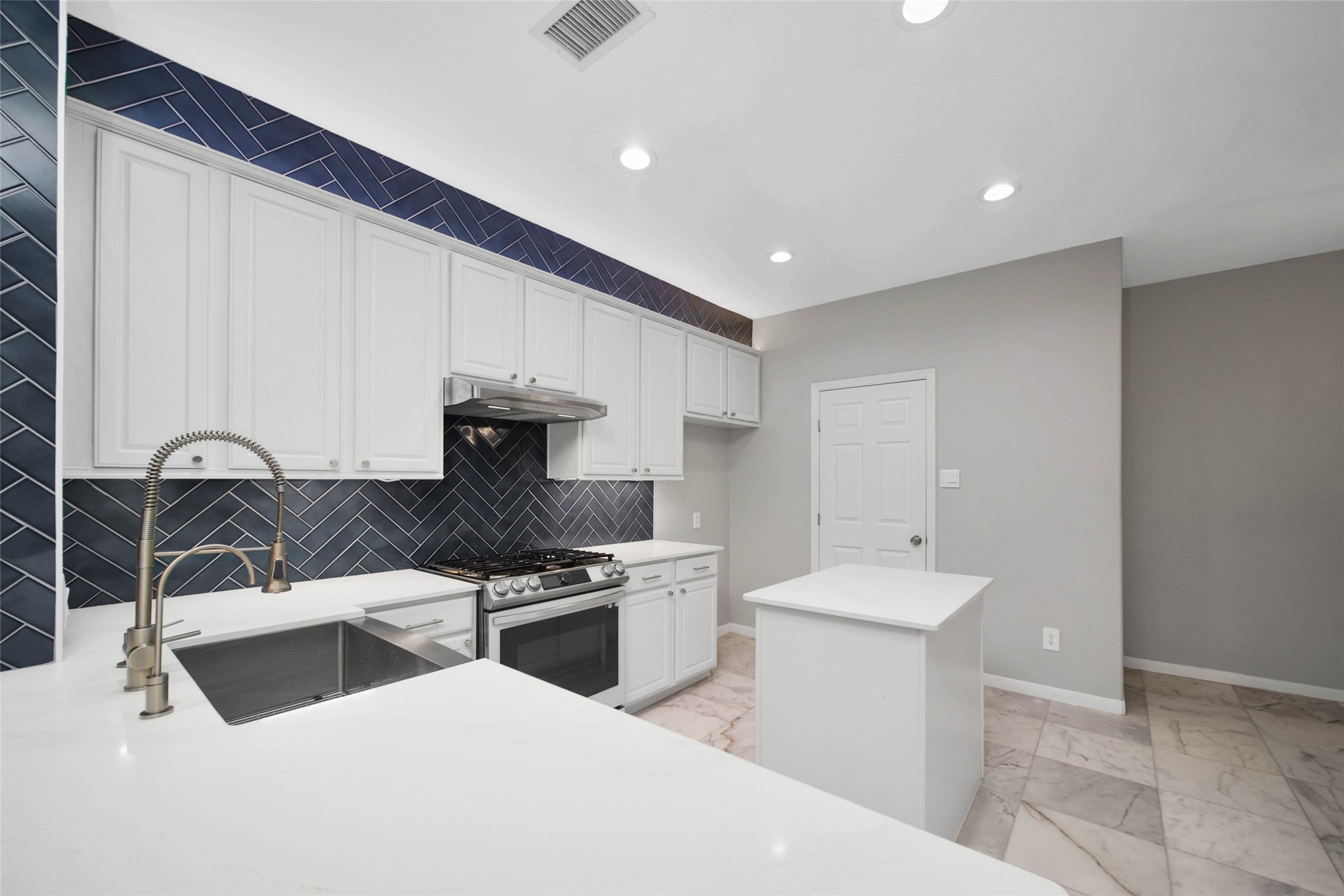 38 W Greenhill Terrace Place, Spring, TX 77382