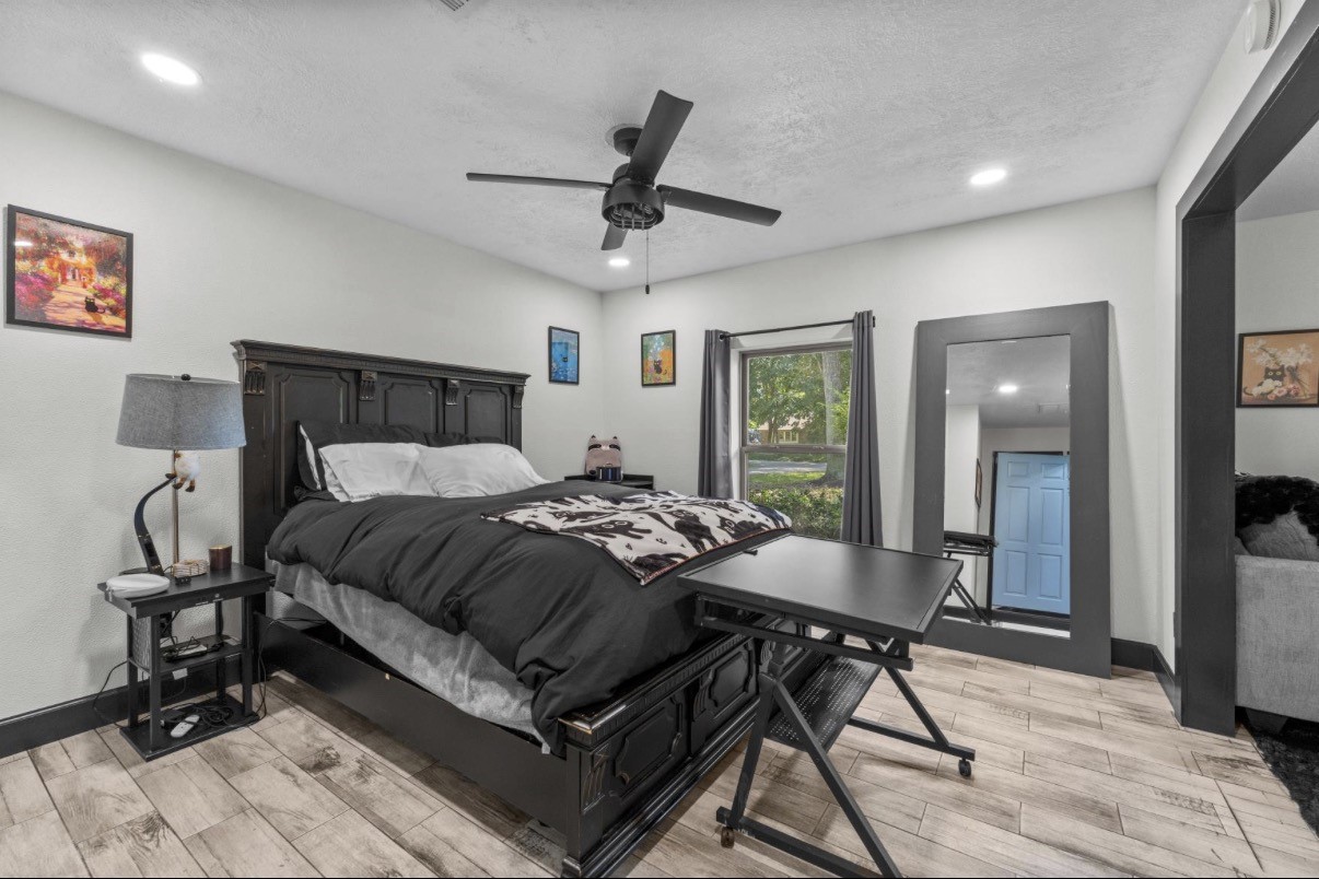 Secondary bedroom with recessed lighting, a ceiling fan, and natural light.