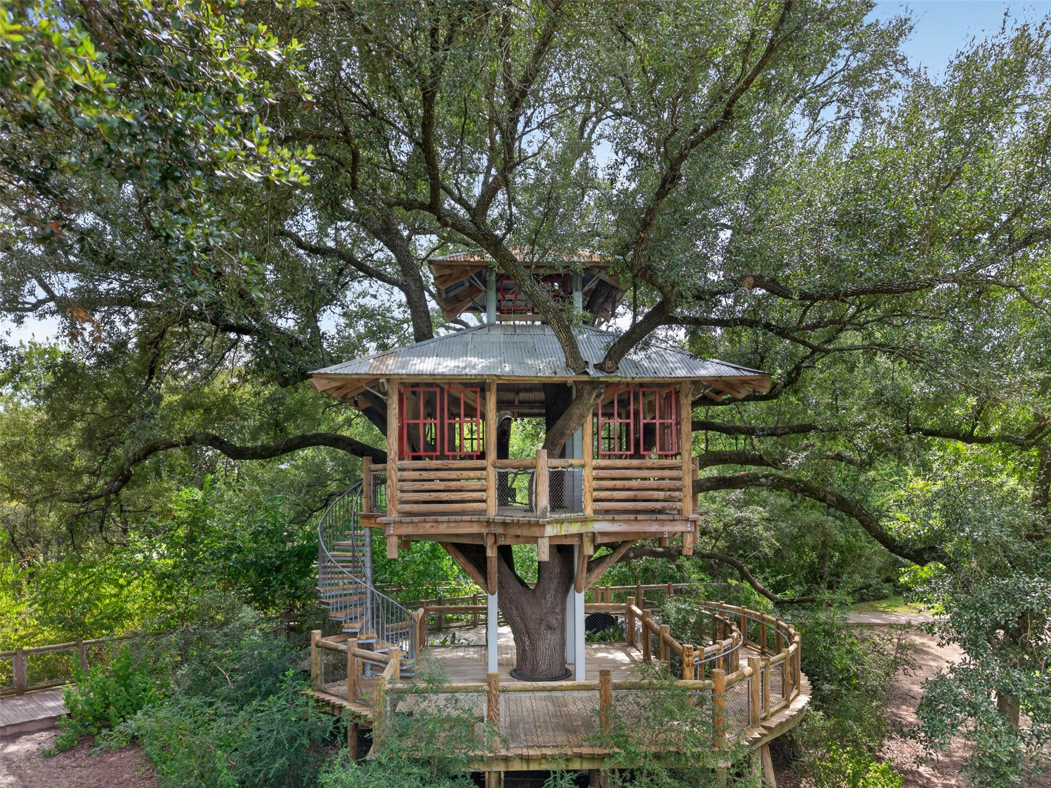 Bridgeland's unique Tree House Park offers residents a one of a kind connection to nature. The two-story tree house is nestled among mature live oaks and surrounded by open green space, creating a peaceful setting for enjoying the outdoors. The tree house is located in Hidden Creek and available for Bridgeland Residents and their guests.