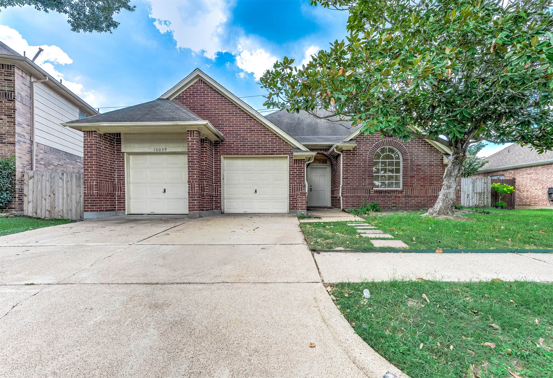 Mature neighborhood with plenty of amenities Mature neighborhood with plenty of amenities