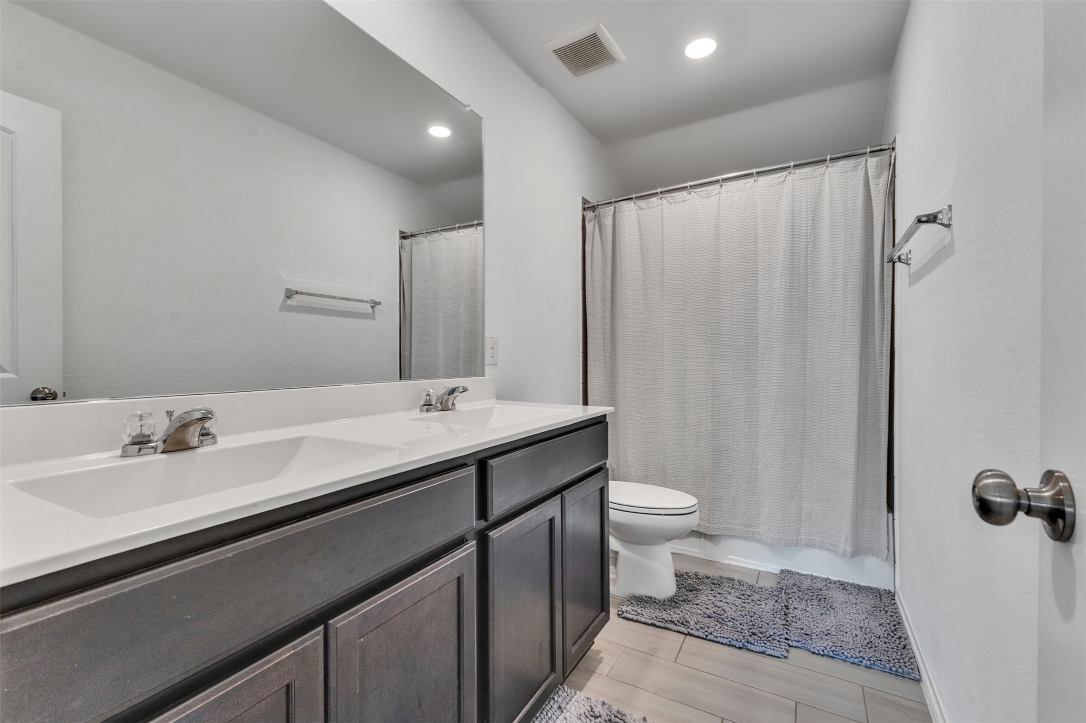 Elegant vanity, with 2 sinks!