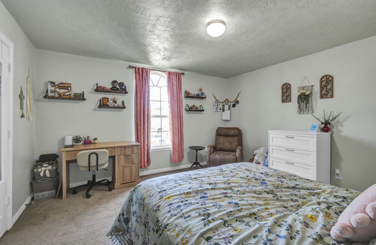 203 Canvasback Drive, Clute, TX 77531