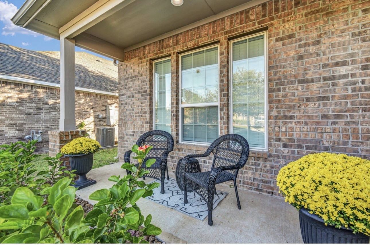 203 Canvasback Drive, Clute, TX 77531