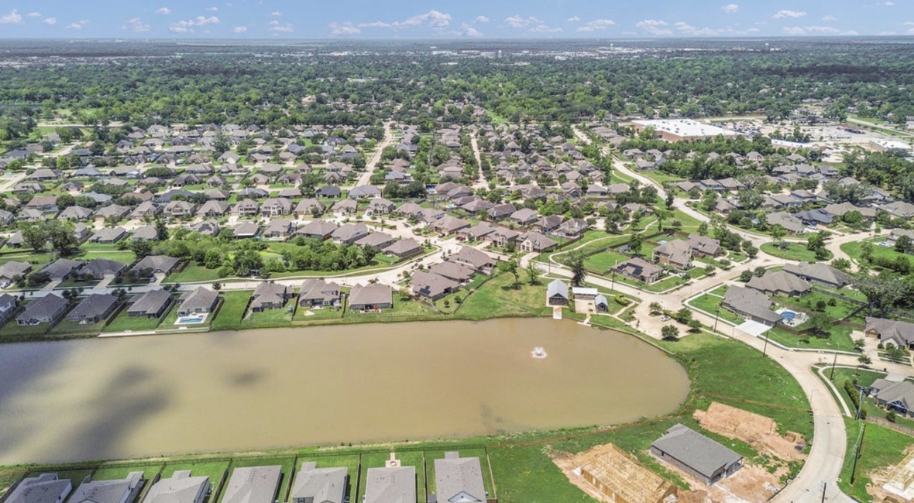 203 Canvasback Drive, Clute, TX 77531