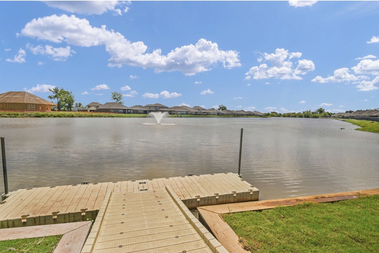 203 Canvasback Drive, Clute, TX 77531