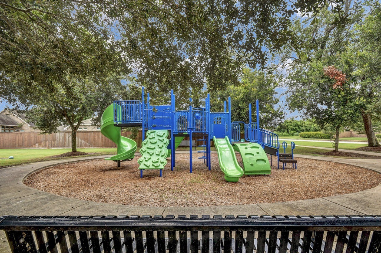 203 Canvasback Drive, Clute, TX 77531